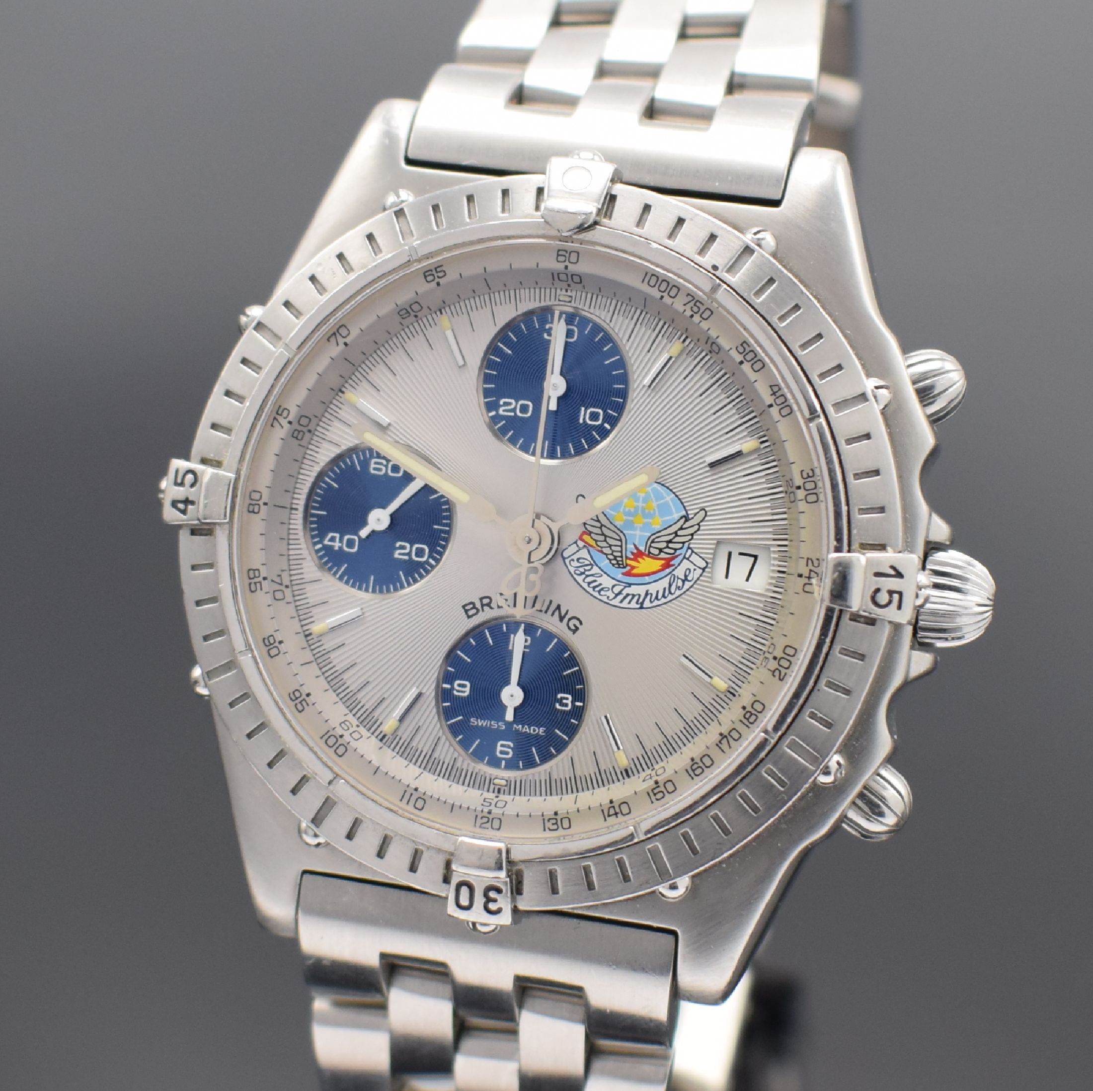 Detail a: BREITLING Chronomat Sondermodell Blue Impulse auf 1000 Stück limitierte Herrenarmbanduhr mit Chronograph Referenz A13048, Schweiz um 1996, ...