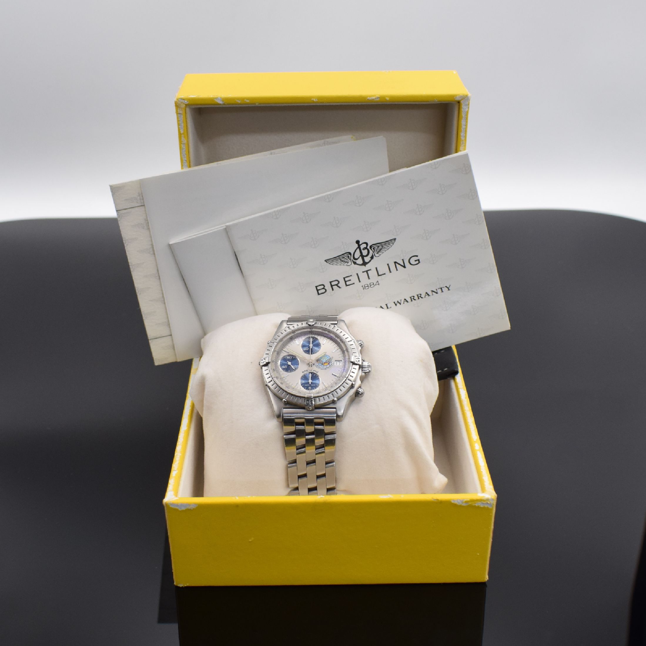 Detail h: BREITLING Chronomat Sondermodell Blue Impulse auf 1000 Stück limitierte Herrenarmbanduhr mit Chronograph Referenz A13048, Schweiz um 1996, ...