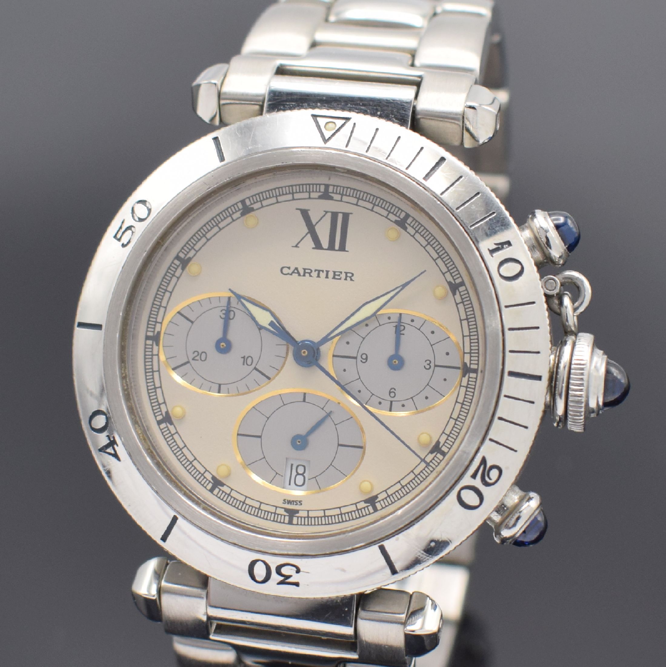 Detail a: CARTIER Armbandchronograph Pasha, Schweiz um 1995, quarz, Edelstahlgeh., Boden verschr., eins. drehb. Lünette, Gliederband m. dopp. Faltschl., silb. ...