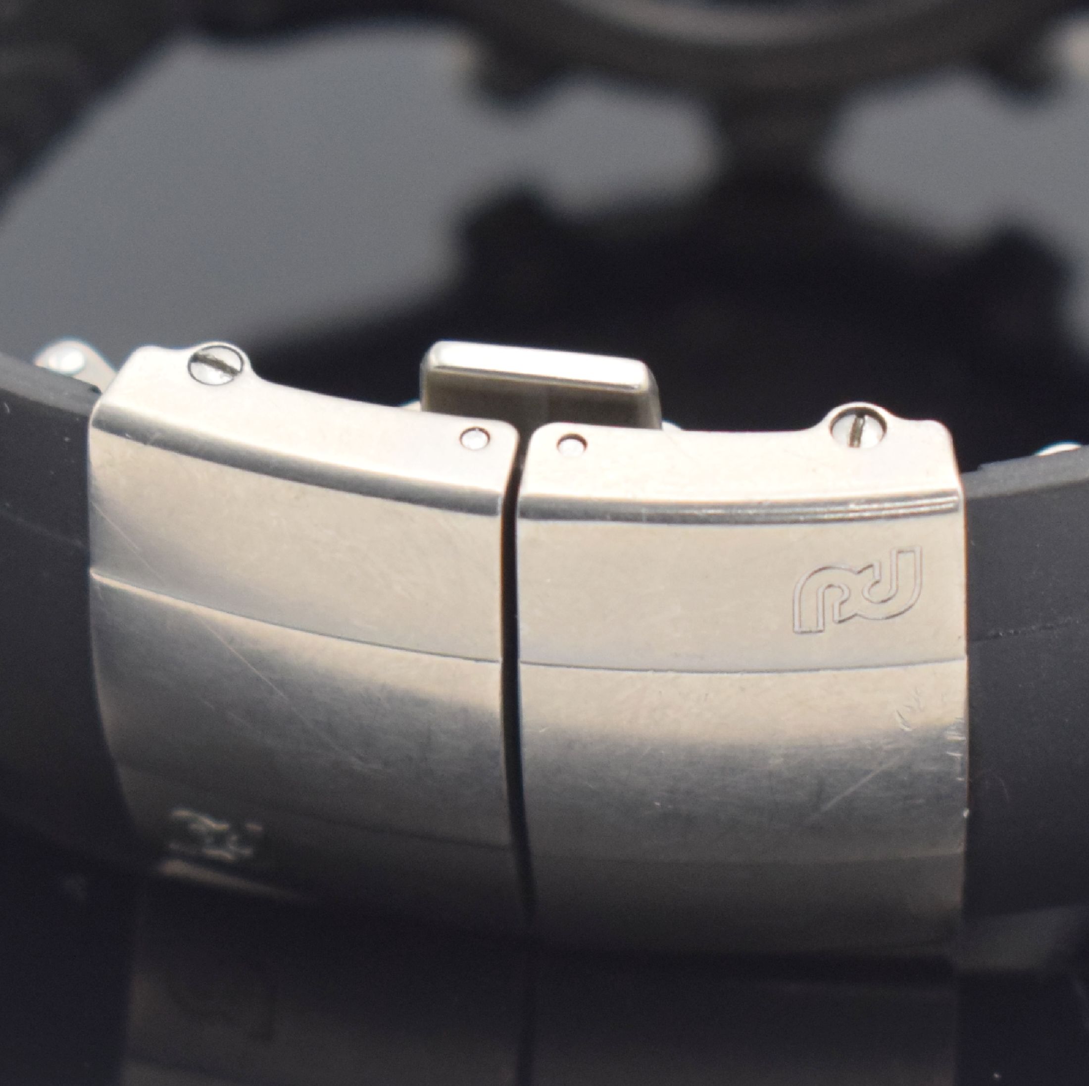 Detail e: PORSCHE DESIGN Armbandchronograph Referenz 6612.14, Schweiz um 2010, Automatik, teils geschwärztes Geh. in Aluminium & Titan, Boden & Krone ...