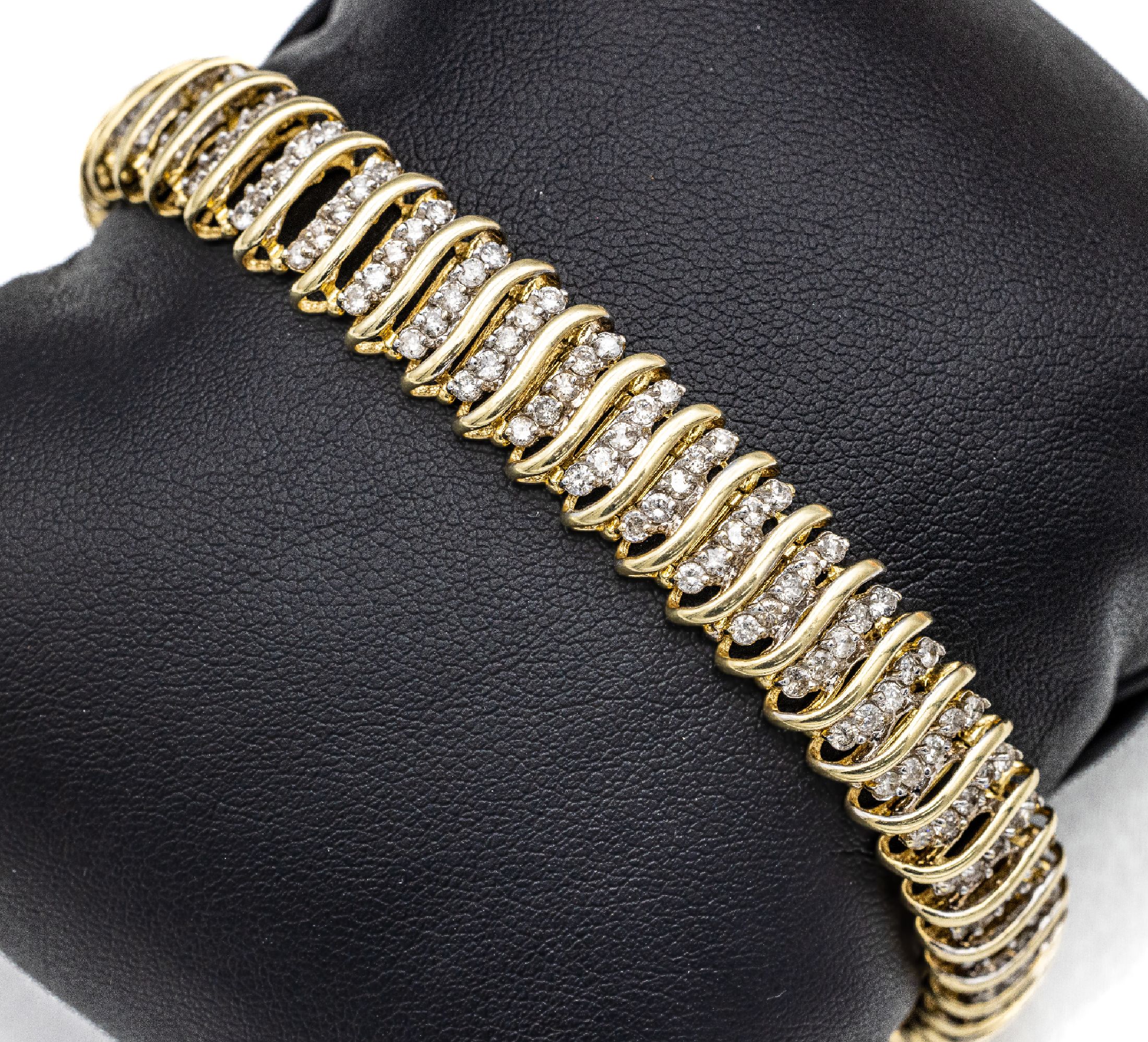 14 kt Gold Brillant-Armband, GG 585/000, geschwungene Glieder, 195 Brillanten zus. ca. 4.0 ct Weiß-get.Weiß/p, L. ca. 18 cm, Kastenschloß mit ...
