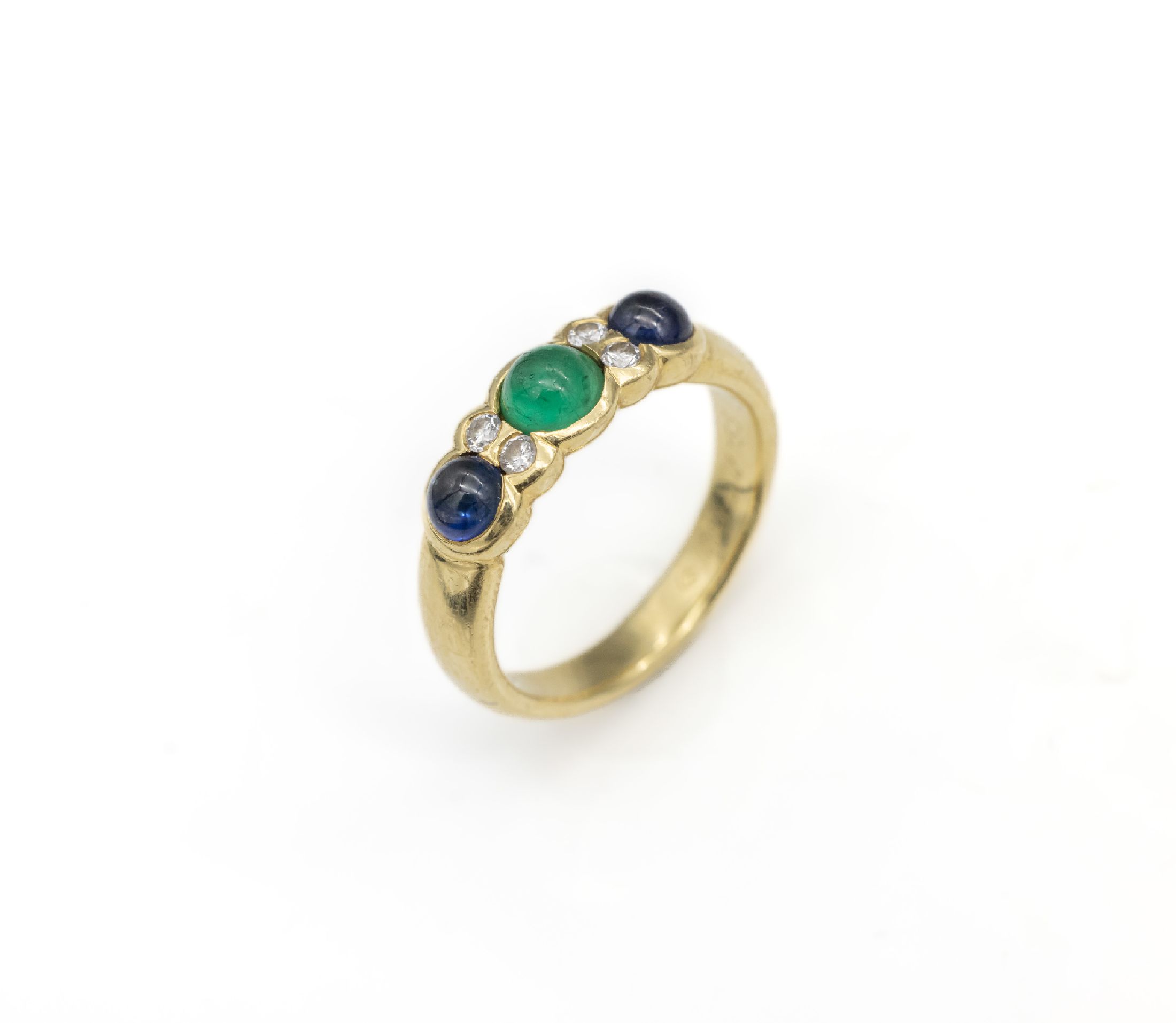 18 kt Gold Brillant-Saphir-Smaragd-Ring, GG750/000, 2 Saphir- und 1 Smaragdcabochon zus. ca. 1.55 ct, 4 Brillanten zus. ca. 0.13 ct Weiß/vs, RW 53, ...