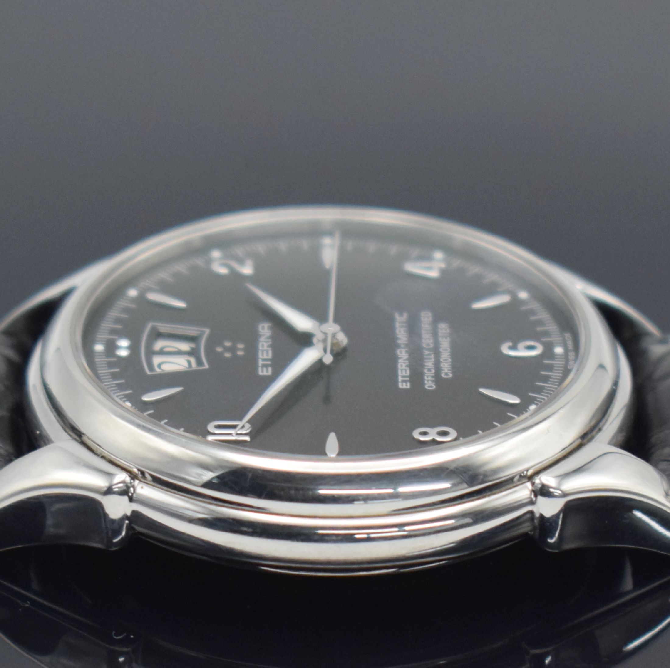 Detail d: ETERNA-MATIC 1948 Herrenchronometer mit Großdatum in Stahl Referenz 8425.41, Schweiz um 2005, Automatik, beids. vergl. Geh., Boden aufgedr., ...