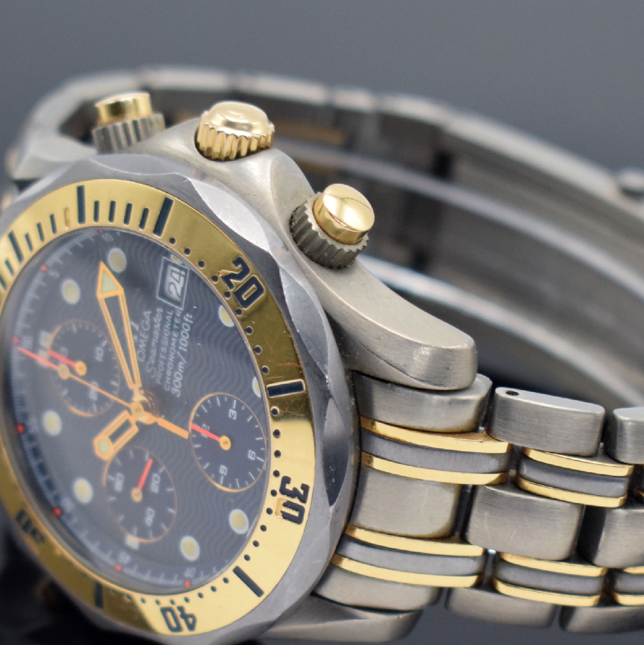 Detail b: OMEGA Seamaster Professional Chronometer Herrenchronograph in Titan & Gold Referenz 178 0504 / 378 0504, Schweiz um 1995, Automatik, verschr. Geh., ...