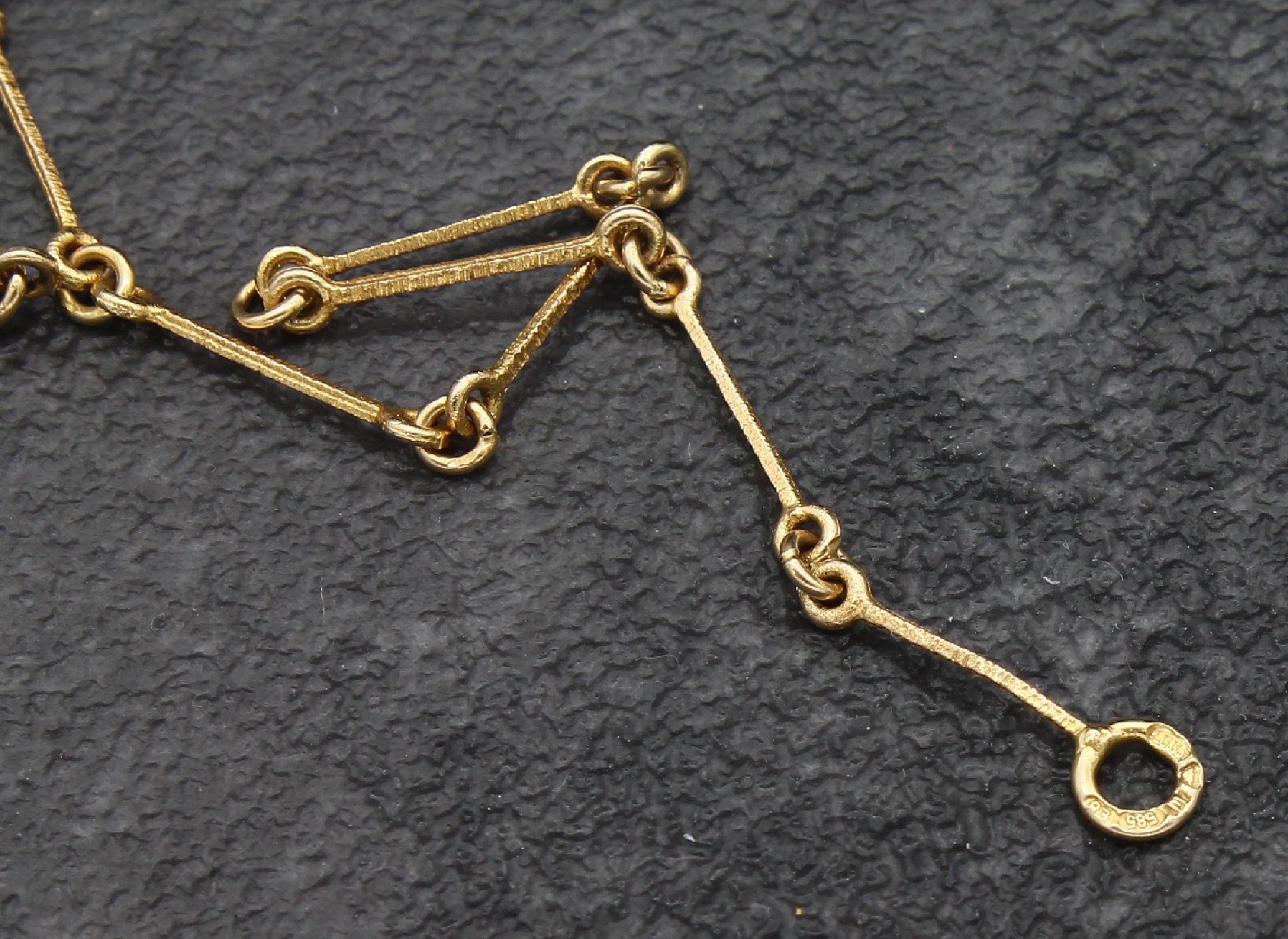 Detail b: 14 kt Gold LAPPONIA Armband, 1982, GG 585/000, längliche Glieder, Oberfläche strukturiert, L. ca. 19 cm, sign.