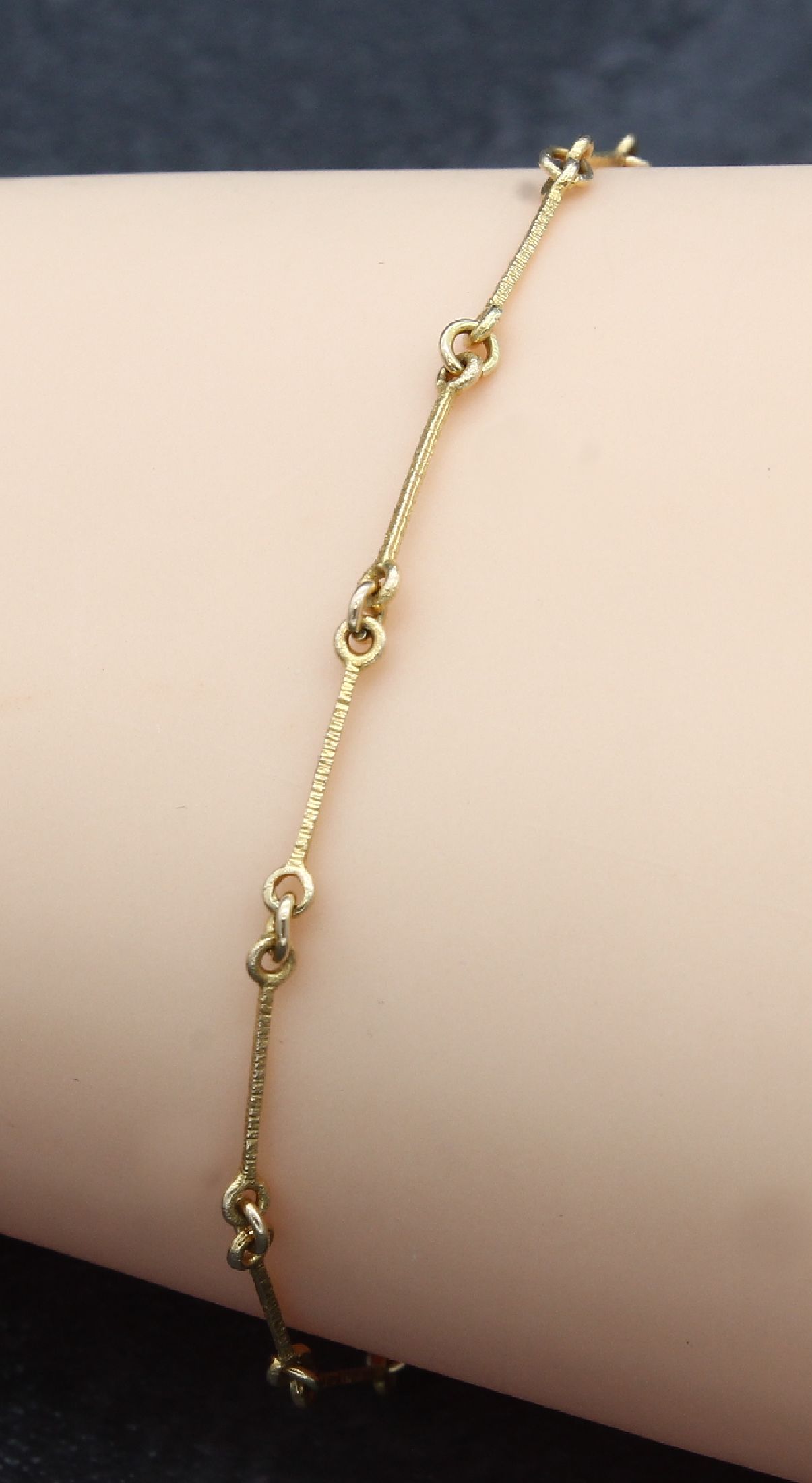 Detail c: 14 kt Gold LAPPONIA Armband, 1982, GG 585/000, längliche Glieder, Oberfläche strukturiert, L. ca. 19 cm, sign.