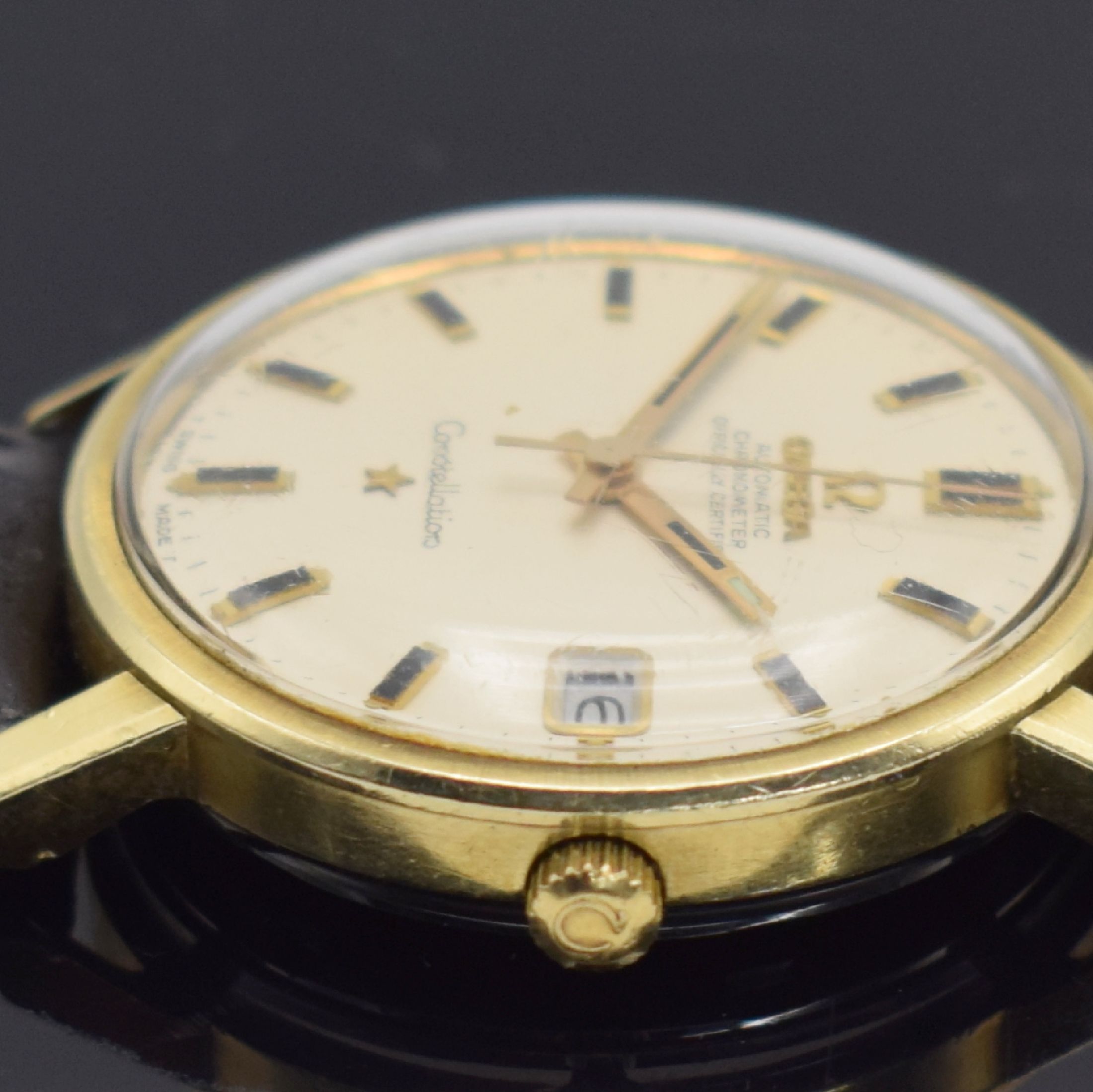 Detail b: OMEGA Chronometer Constellation Herrenarmbanduhr Referenz 168018, Schweiz um 1969, Automatik, Stahlgeh. m. Goldhaube, Boden m. Gold-Plakette geschr., ...