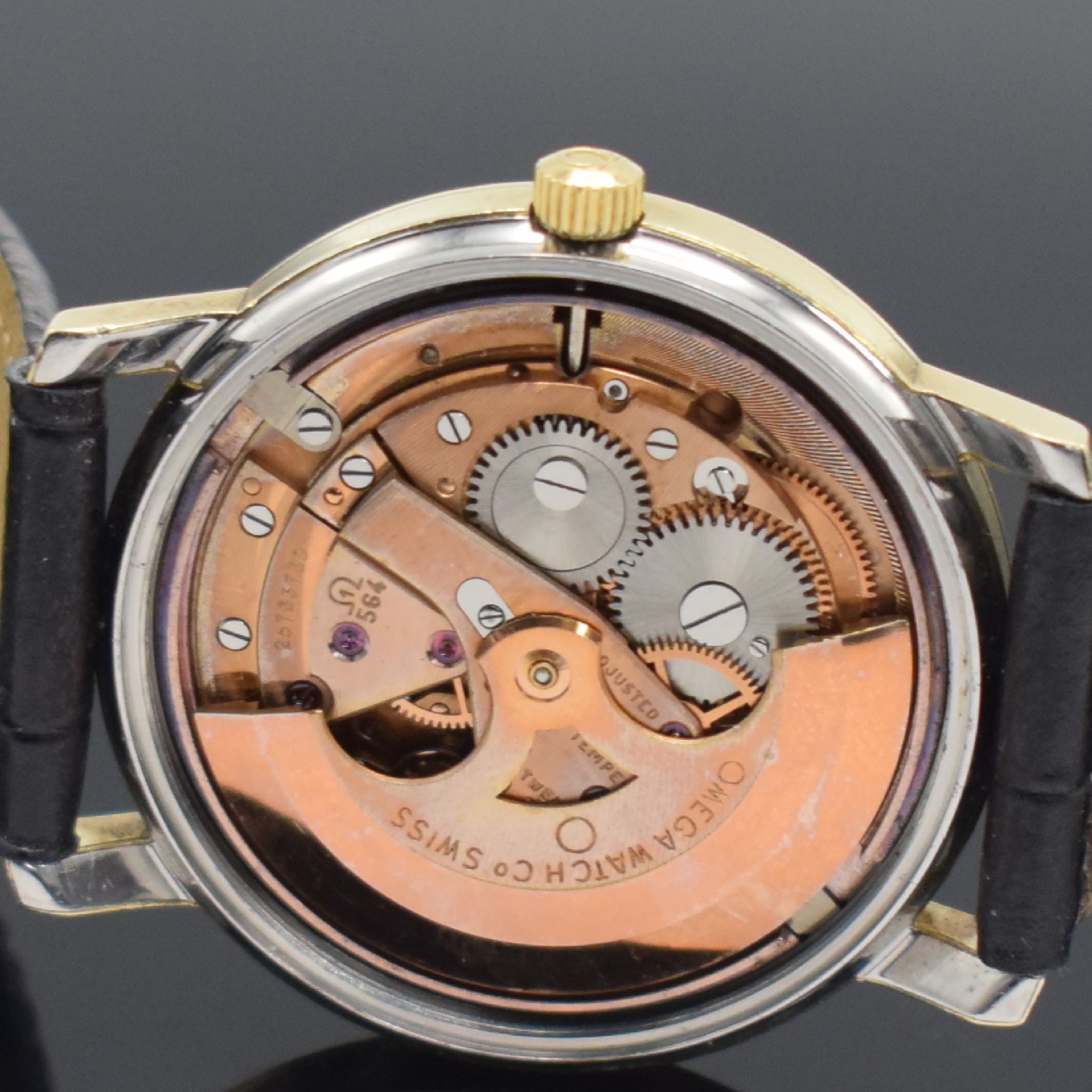 Detail d: OMEGA Chronometer Constellation Herrenarmbanduhr Referenz 168018, Schweiz um 1969, Automatik, Stahlgeh. m. Goldhaube, Boden m. Gold-Plakette geschr., ...