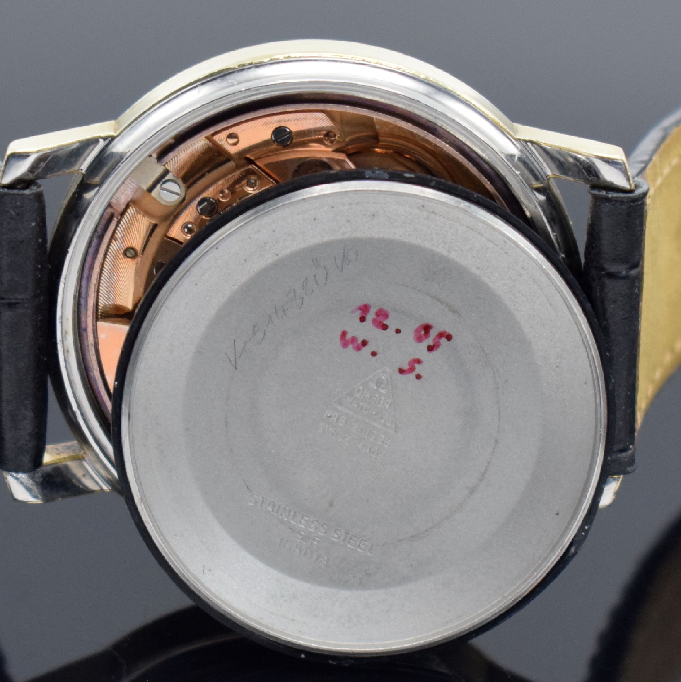 Detail f: OMEGA Chronometer Constellation Herrenarmbanduhr Referenz 168018, Schweiz um 1969, Automatik, Stahlgeh. m. Goldhaube, Boden m. Gold-Plakette geschr., ...