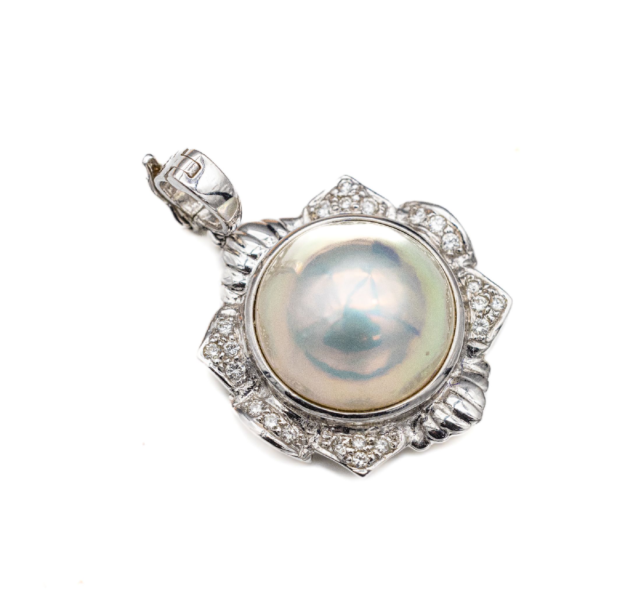 Detail a: 18 kt Gold Mabeperl-Brillant-Anhänger, WG 750/000, blütenförmig, mittig Mabeperle, D. ca11.8 mm, umgeben von 22 Brillanten zus. ca. 0.40 ct ...