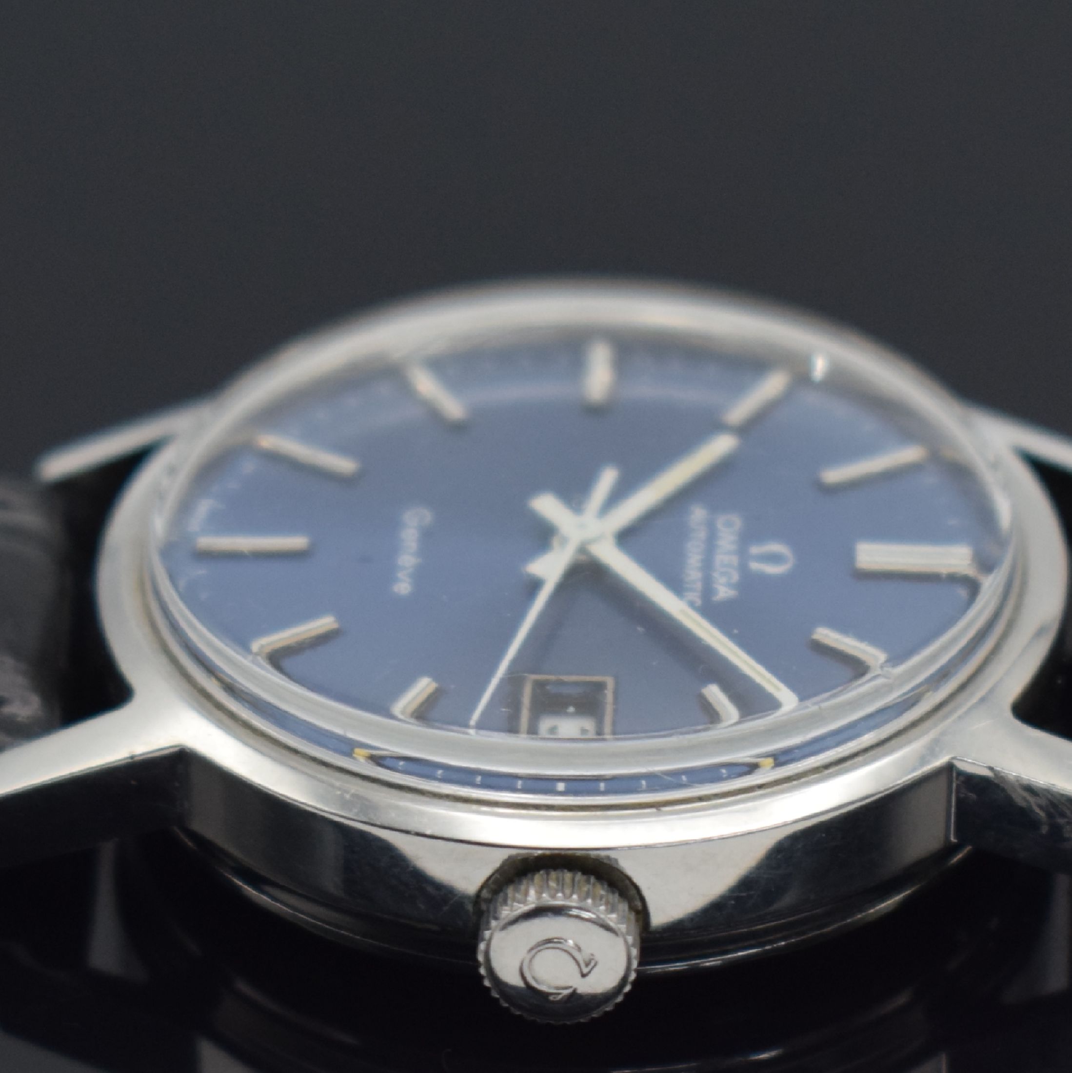 Detail b: OMEGA Geneve Herrenarmbanduhr in Stahl Referenz 166 0098, Schweiz um 1973, Automatik, 2-teil. Geh., Boden geschr., blaues Zifferbl. m. aufges. ...