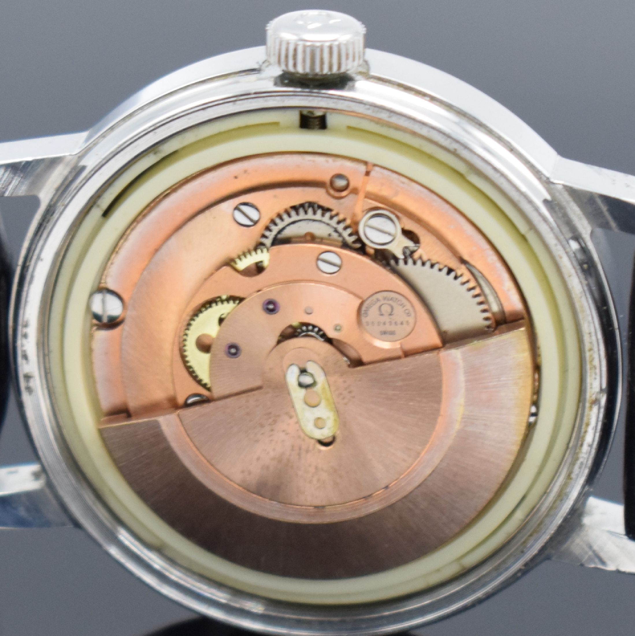 Detail d: OMEGA Geneve Herrenarmbanduhr in Stahl Referenz 166 0098, Schweiz um 1973, Automatik, 2-teil. Geh., Boden geschr., blaues Zifferbl. m. aufges. ...