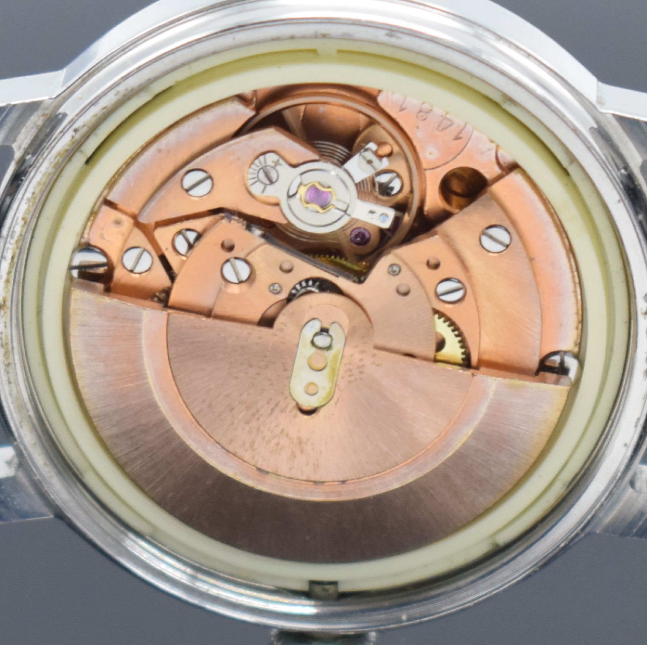 Detail e: OMEGA Geneve Herrenarmbanduhr in Stahl Referenz 166 0098, Schweiz um 1973, Automatik, 2-teil. Geh., Boden geschr., blaues Zifferbl. m. aufges. ...