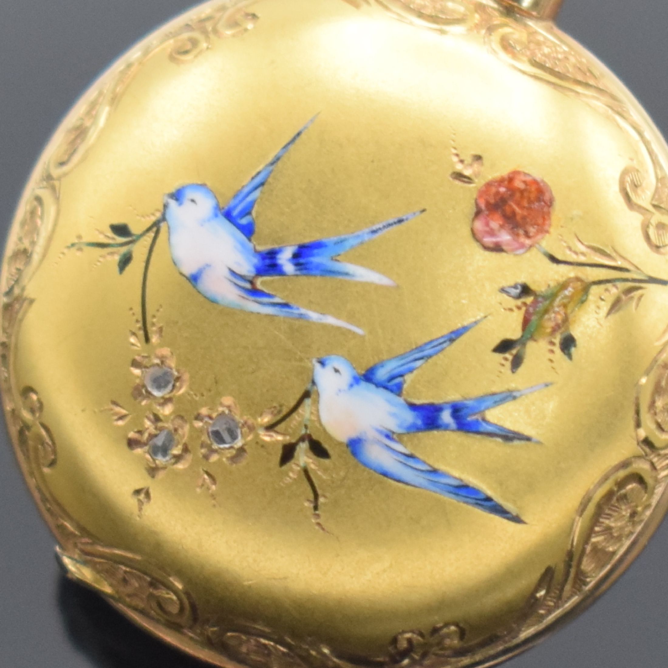 Detail c: Damensavonette in GG 585/000 mit Emailarbeit, Schweiz um 1890, 3-Deckel Goldgeh., beide Schalen aufwend. grav. & teils emailiert, Innendeckel mit ...