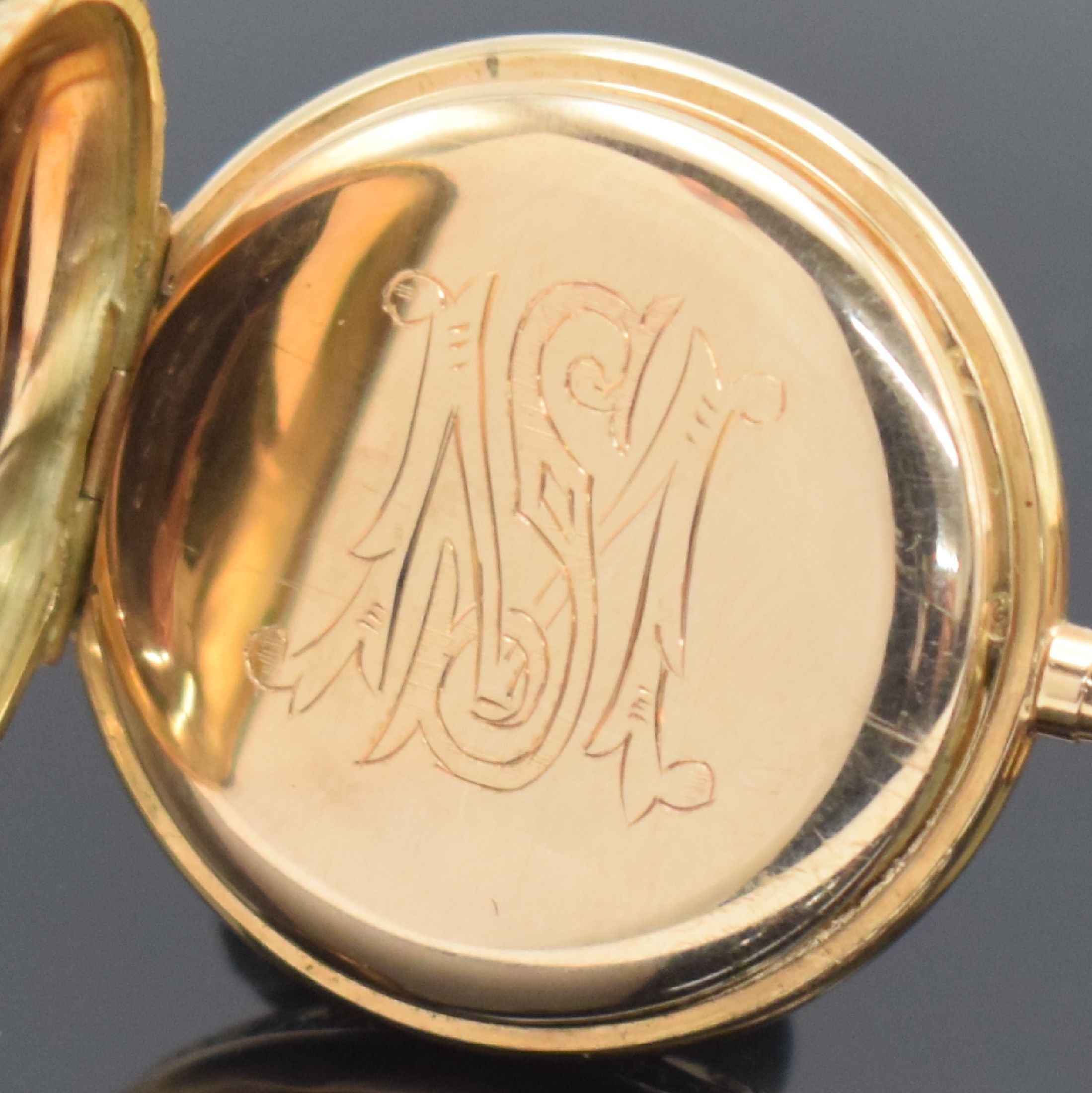 Detail e: Damensavonette in GG 585/000 mit Emailarbeit, Schweiz um 1890, 3-Deckel Goldgeh., beide Schalen aufwend. grav. & teils emailiert, Innendeckel mit ...