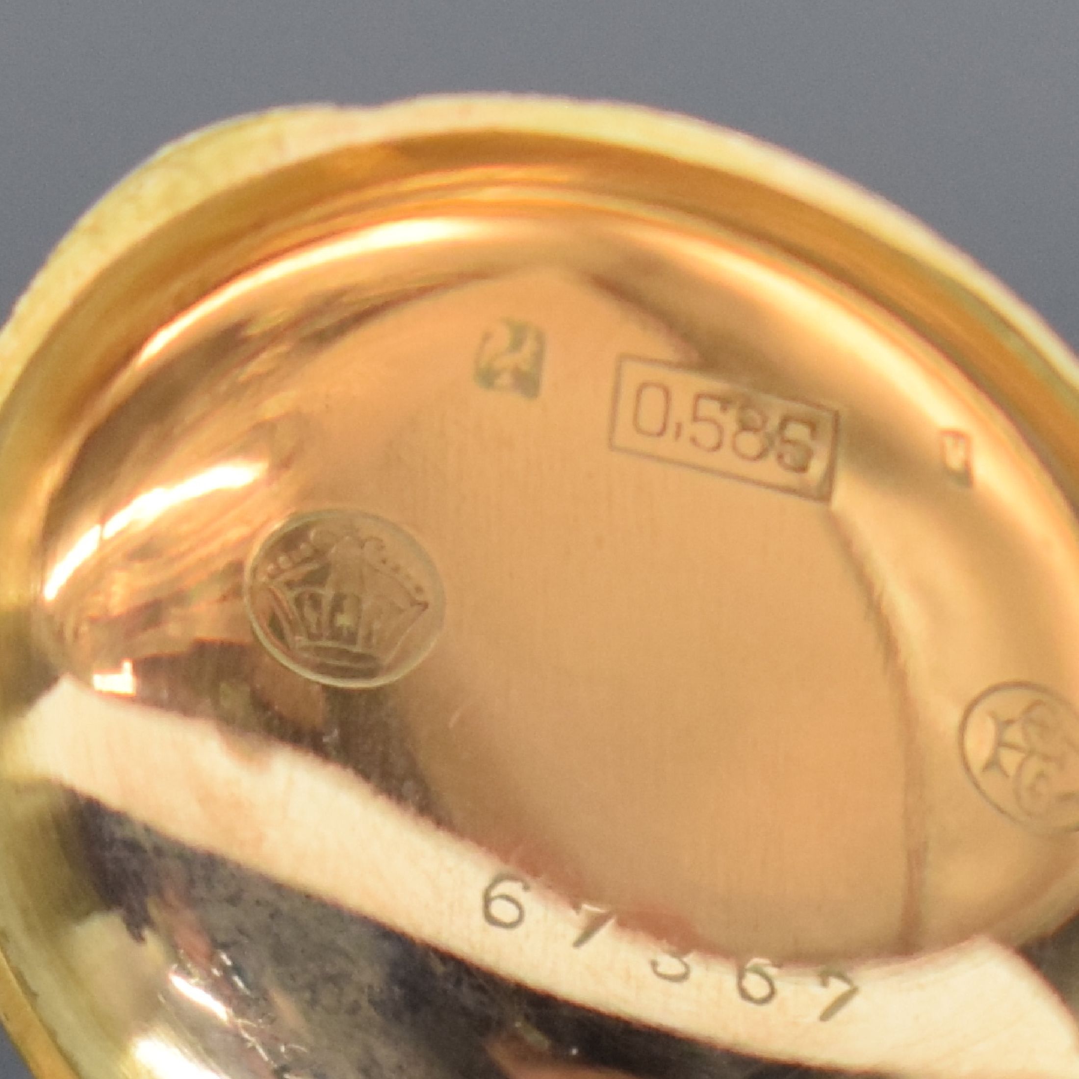 Detail f: Damensavonette in GG 585/000 mit Emailarbeit, Schweiz um 1890, 3-Deckel Goldgeh., beide Schalen aufwend. grav. & teils emailiert, Innendeckel mit ...