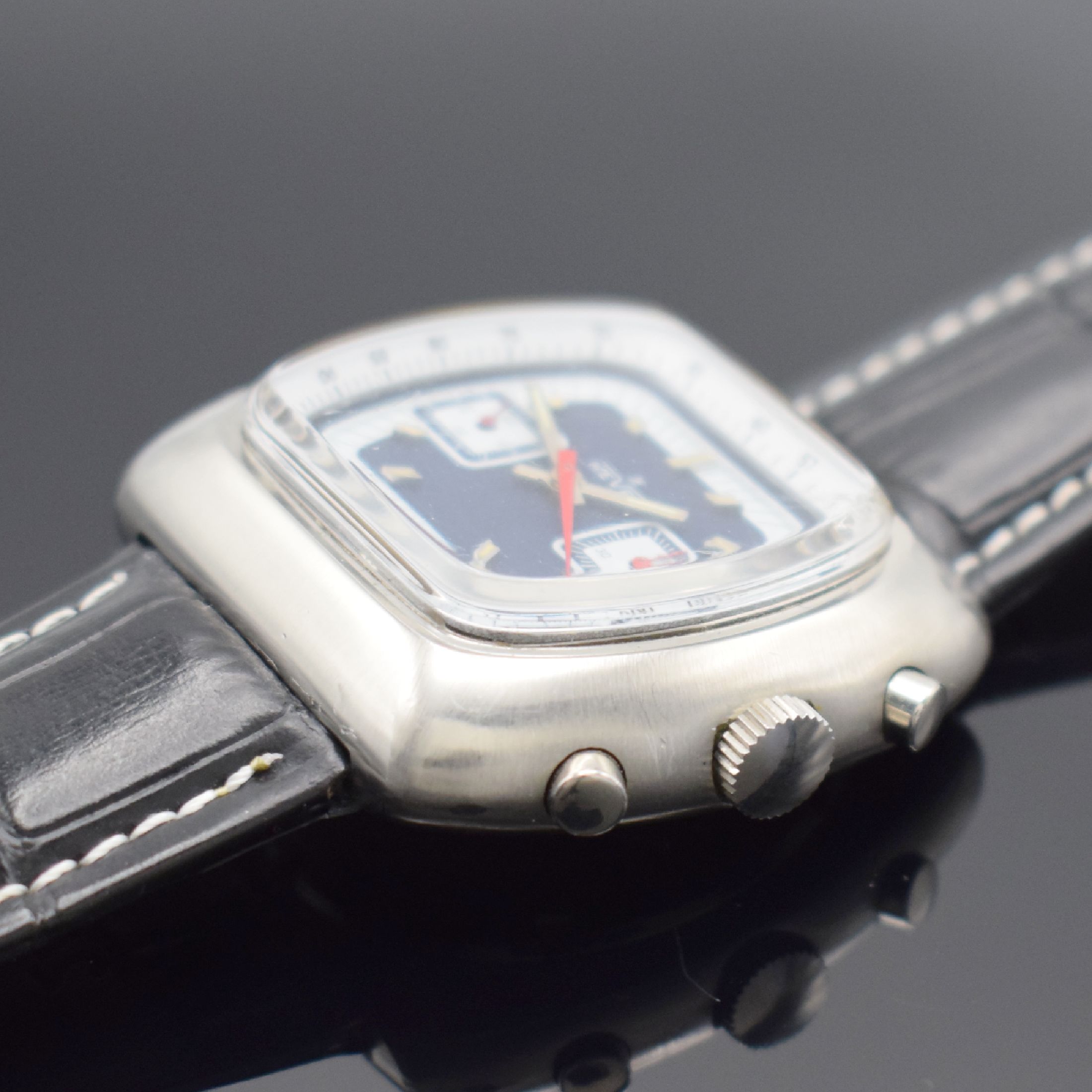 Detail b: HEVER Herrenarmbanduhr mit Chronograph, Schweiz um 1970, Handaufzug, Edelstahlgeh., Boden geschr., 2-farb. Zifferbl. m. aufges. Std.-Ind., silb. & ...