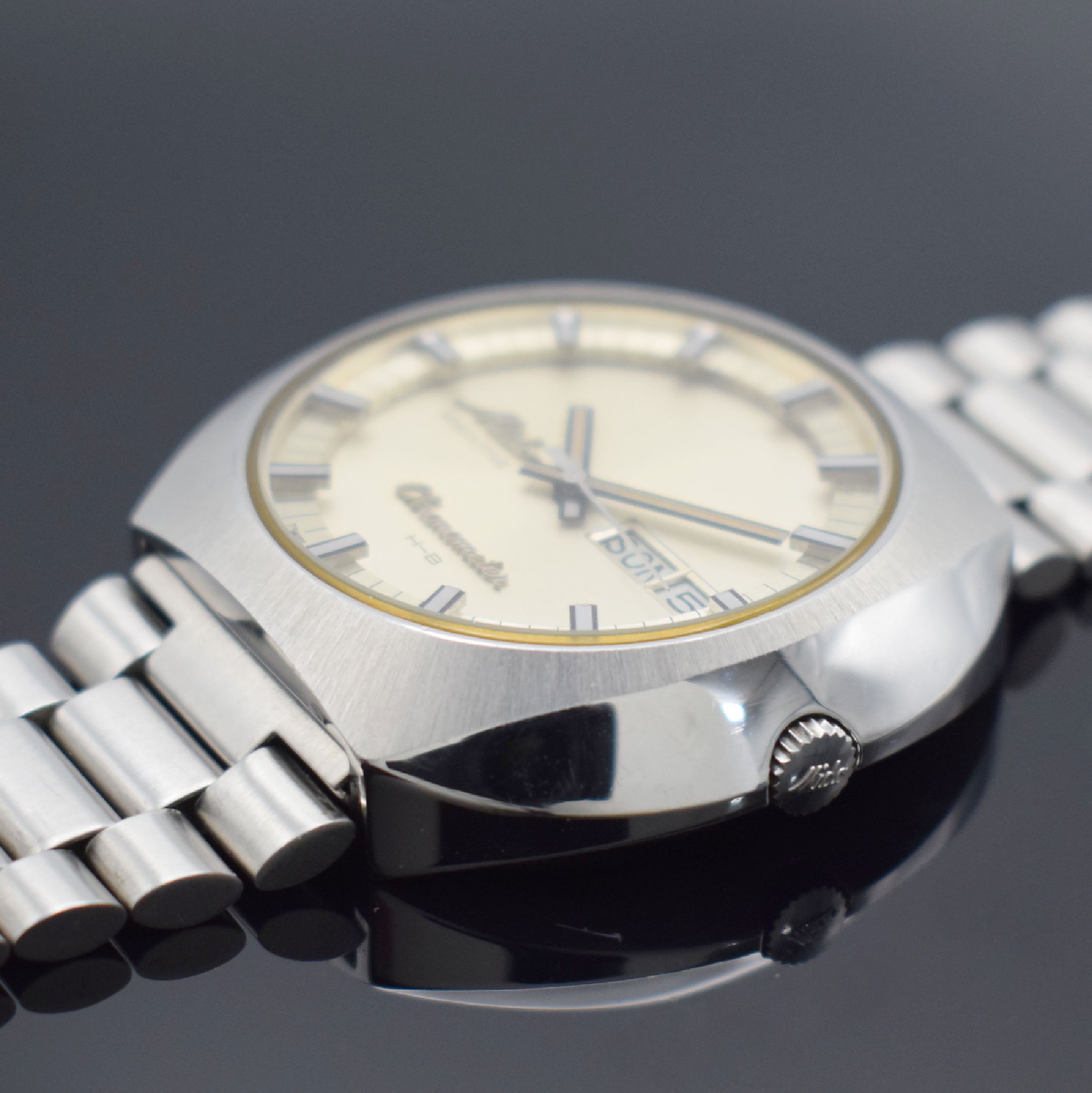 Detail b: MIDO Executive Chronometer H-B Herrenarmbanduhr, Schweiz um 1970, Automatik, massives Edelstahlgeh., Boden verschr., neutr. Stahlband m. Faltschl., ...