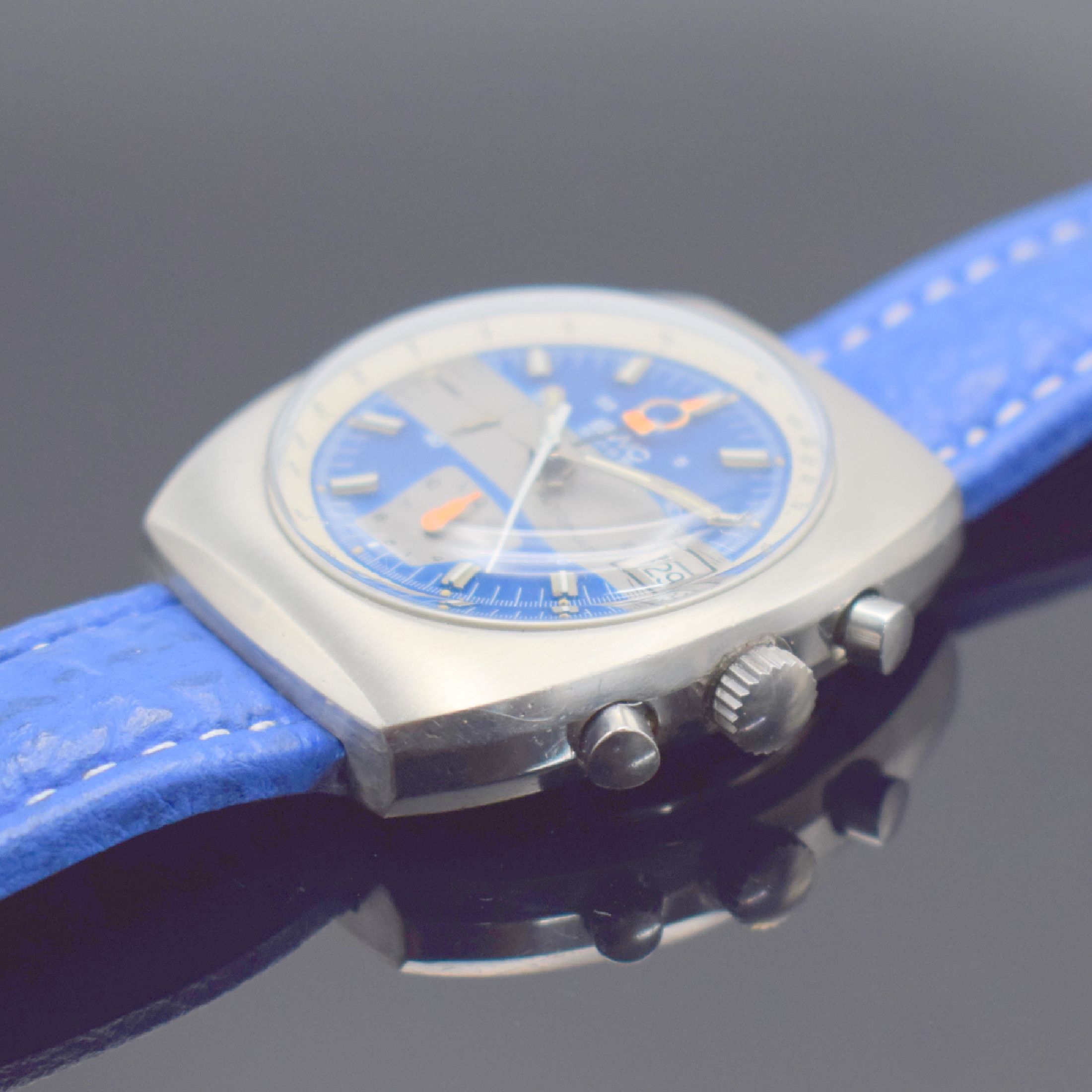 Detail b: BWC Armbandchronograph mit Kal. Lemania 1340, Schweiz um 1970, Automatik, tonneauförmiges Edelstahlgeh., Boden geschr., ausgefall. 2- farb. ...