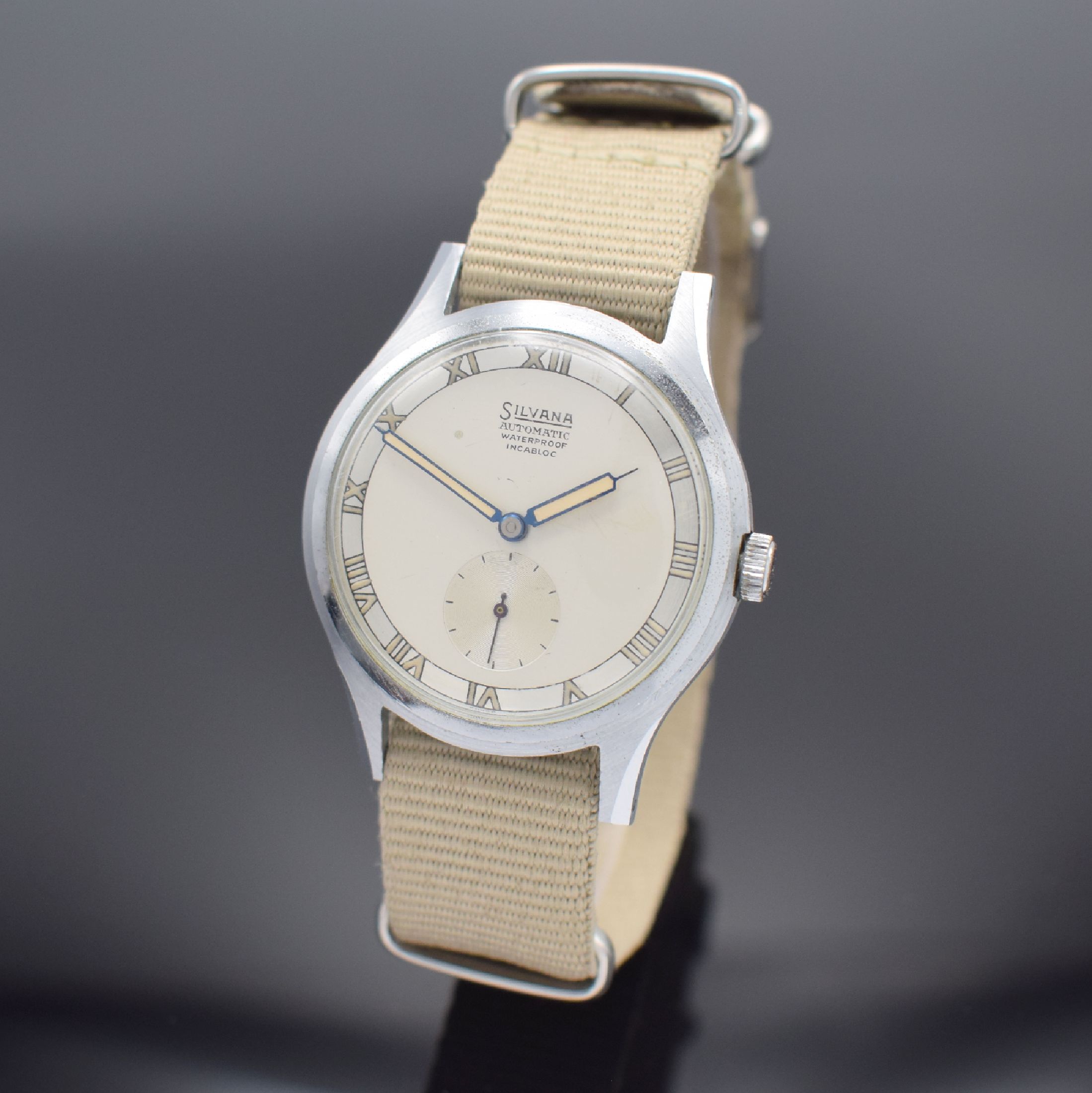 SILVANA Armbanduhr, Schweiz 1950er Jahre, Hammerautomatik, verchr. Geh., Stahlboden verschr., silb. Duoton-Zifferbl. m. röm. Leuchtzahlen, gebl. ...