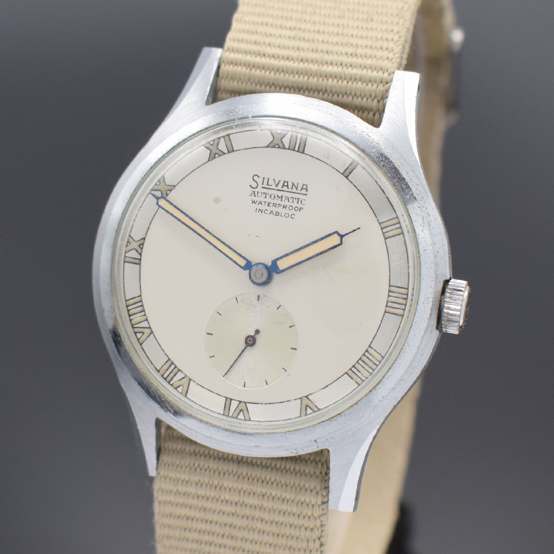 Detail a: SILVANA Armbanduhr, Schweiz 1950er Jahre, Hammerautomatik, verchr. Geh., Stahlboden verschr., silb. Duoton-Zifferbl. m. röm. Leuchtzahlen, gebl. ...