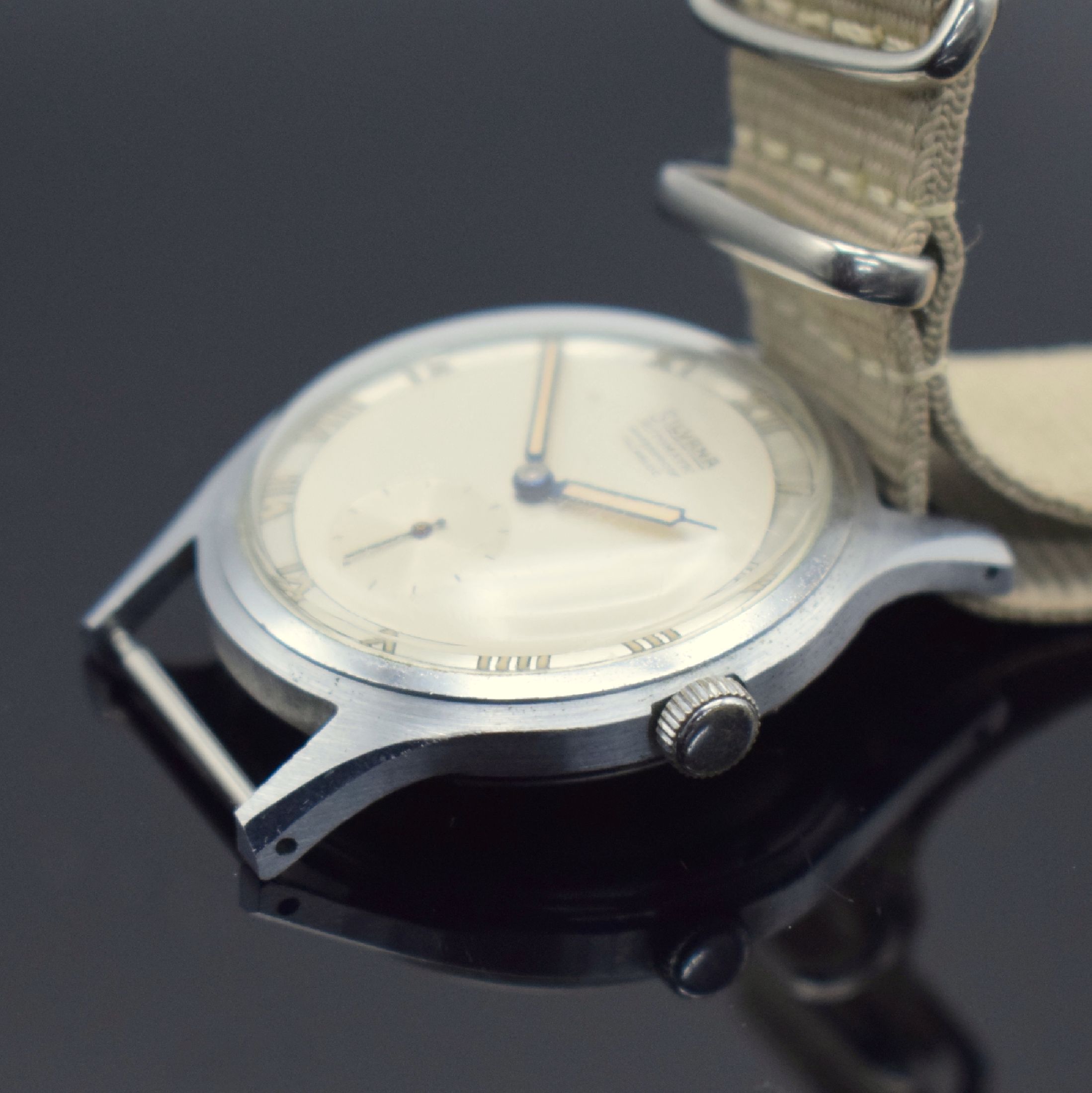 Detail b: SILVANA Armbanduhr, Schweiz 1950er Jahre, Hammerautomatik, verchr. Geh., Stahlboden verschr., silb. Duoton-Zifferbl. m. röm. Leuchtzahlen, gebl. ...