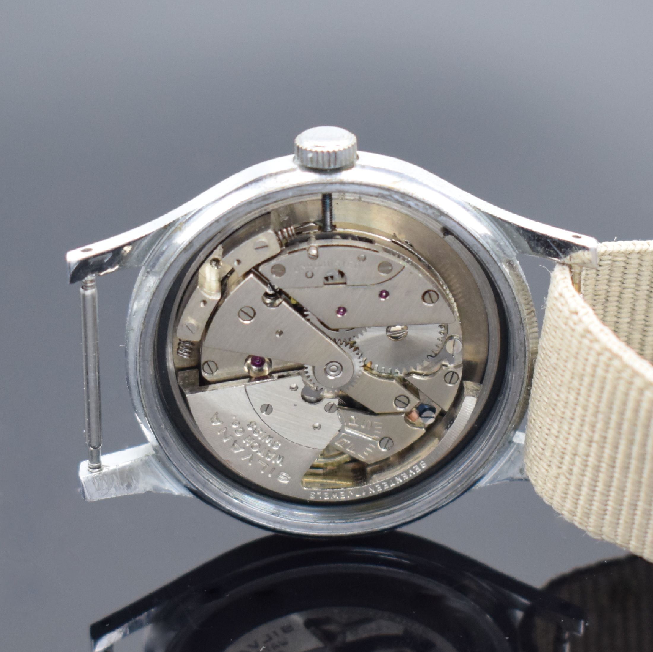Detail d: SILVANA Armbanduhr, Schweiz 1950er Jahre, Hammerautomatik, verchr. Geh., Stahlboden verschr., silb. Duoton-Zifferbl. m. röm. Leuchtzahlen, gebl. ...