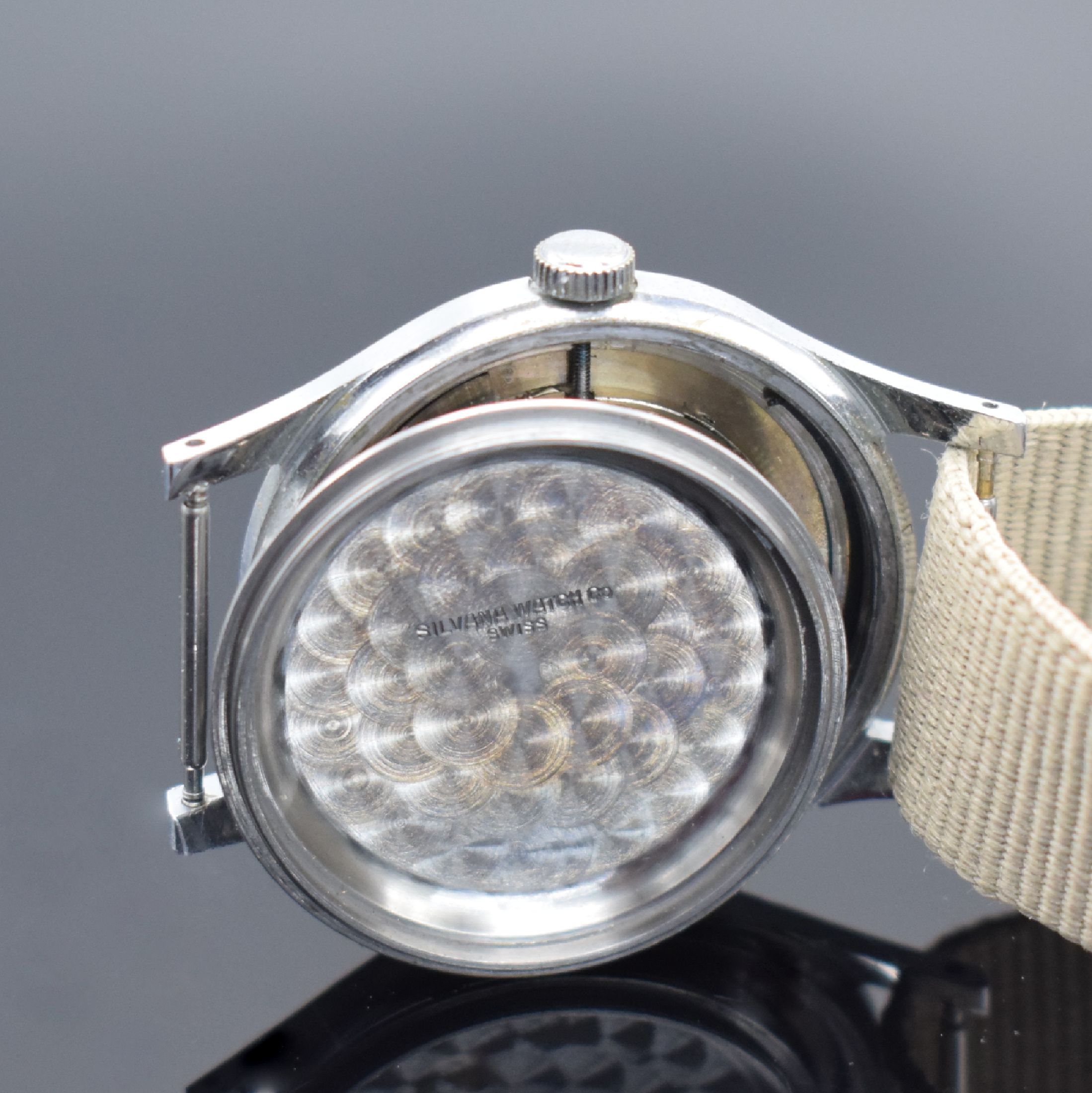 Detail e: SILVANA Armbanduhr, Schweiz 1950er Jahre, Hammerautomatik, verchr. Geh., Stahlboden verschr., silb. Duoton-Zifferbl. m. röm. Leuchtzahlen, gebl. ...