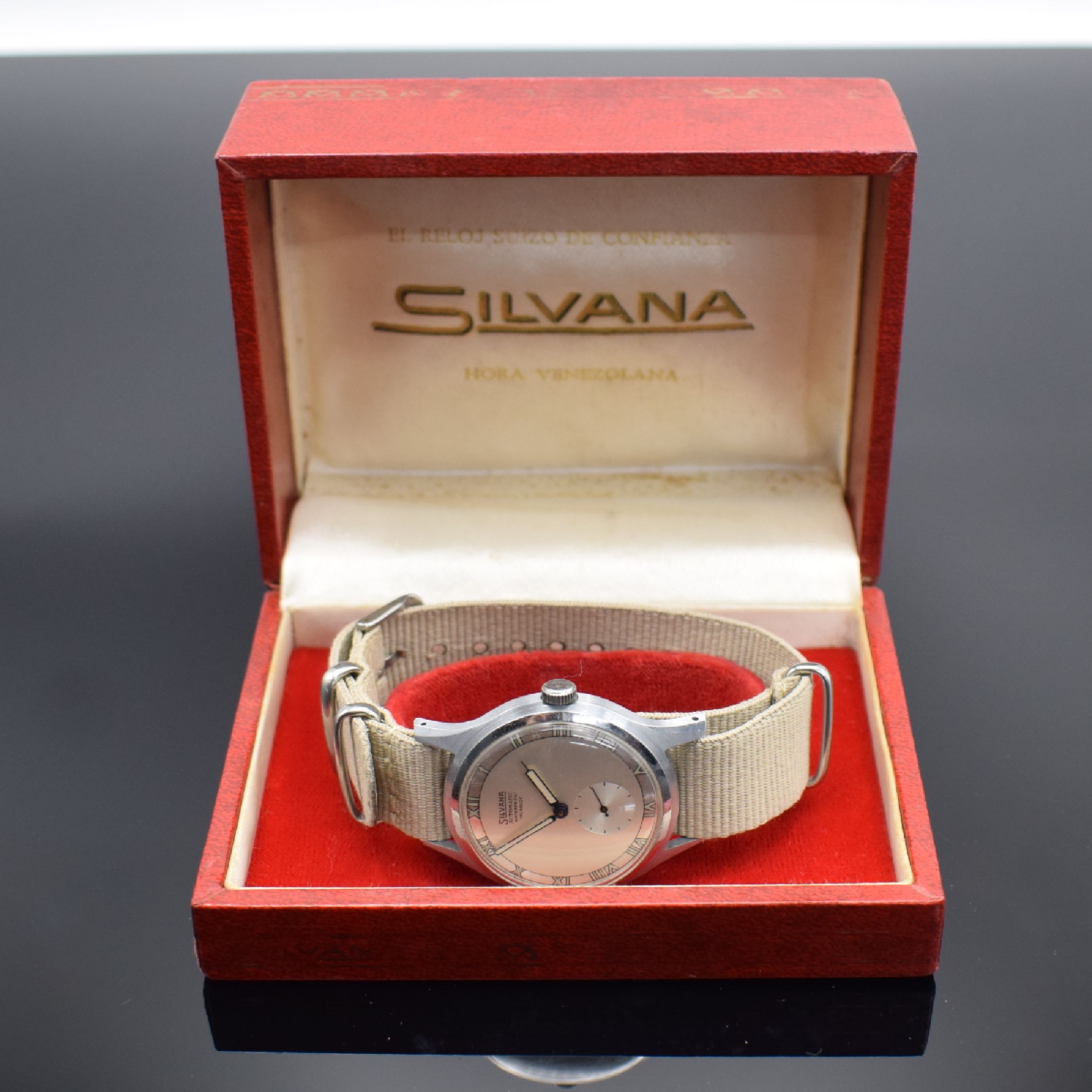Detail f: SILVANA Armbanduhr, Schweiz 1950er Jahre, Hammerautomatik, verchr. Geh., Stahlboden verschr., silb. Duoton-Zifferbl. m. röm. Leuchtzahlen, gebl. ...