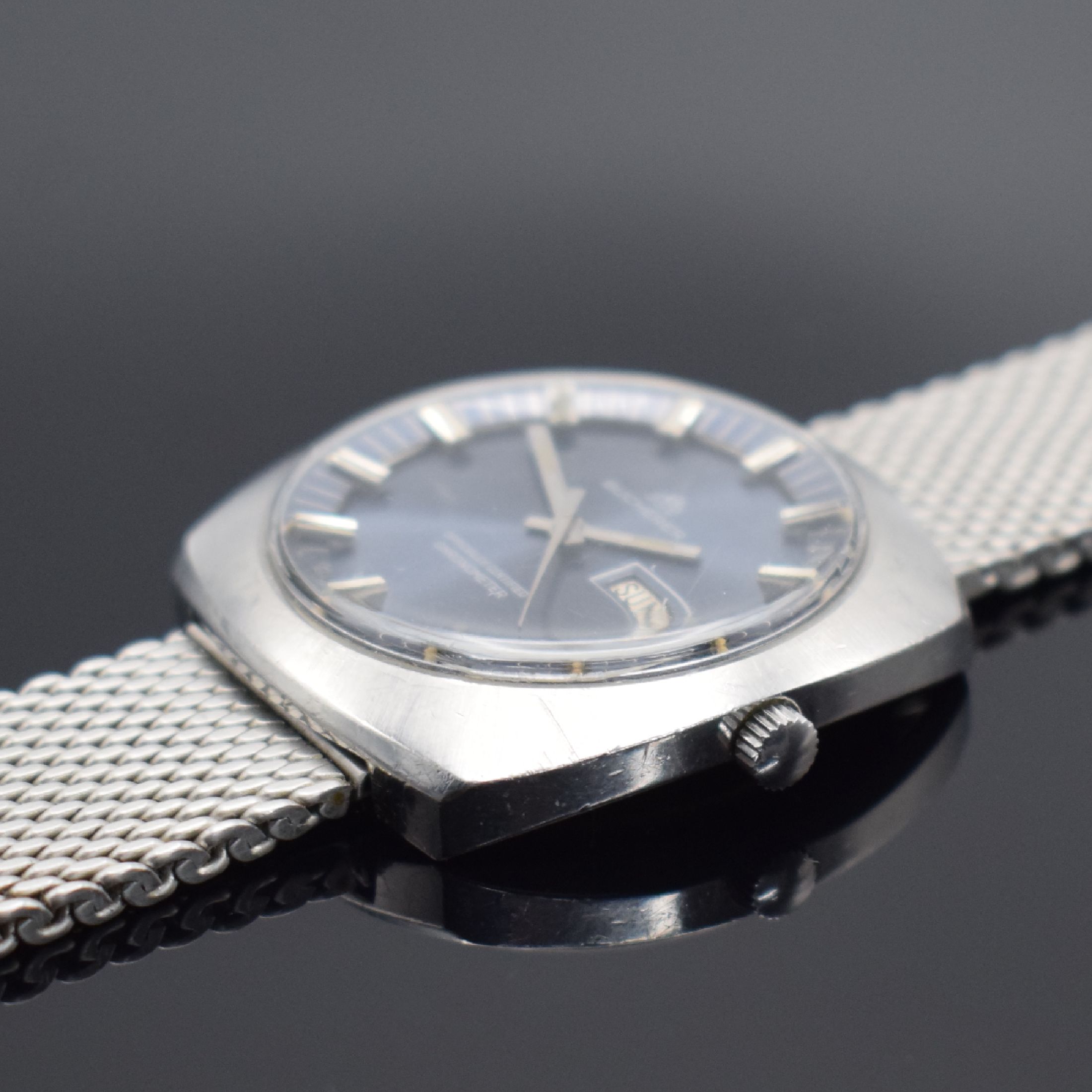 Detail b: BUCHERER Armbandchronometer in Edelstahl, Automatik, Schweiz um 1970, Boden verschr., neutr. Metallband, blaues Zifferbl. m. silb. Std.-Ind. & ...