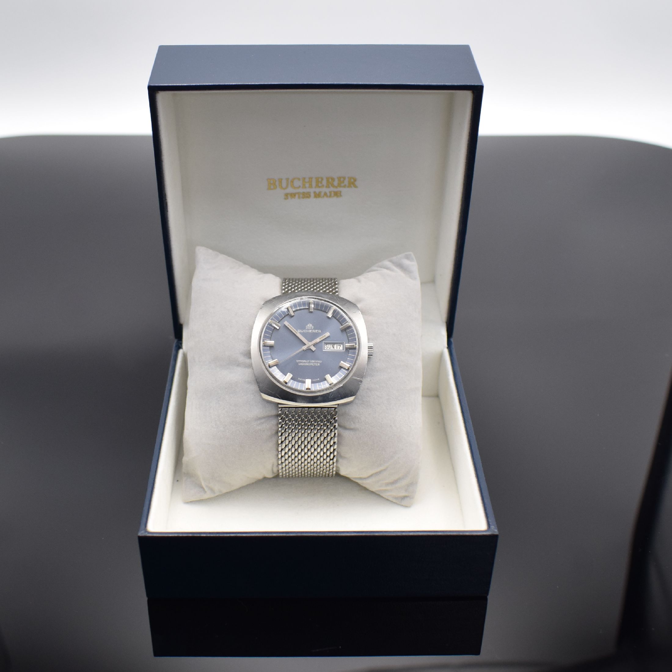 Detail g: BUCHERER Armbandchronometer in Edelstahl, Automatik, Schweiz um 1970, Boden verschr., neutr. Metallband, blaues Zifferbl. m. silb. Std.-Ind. & ...