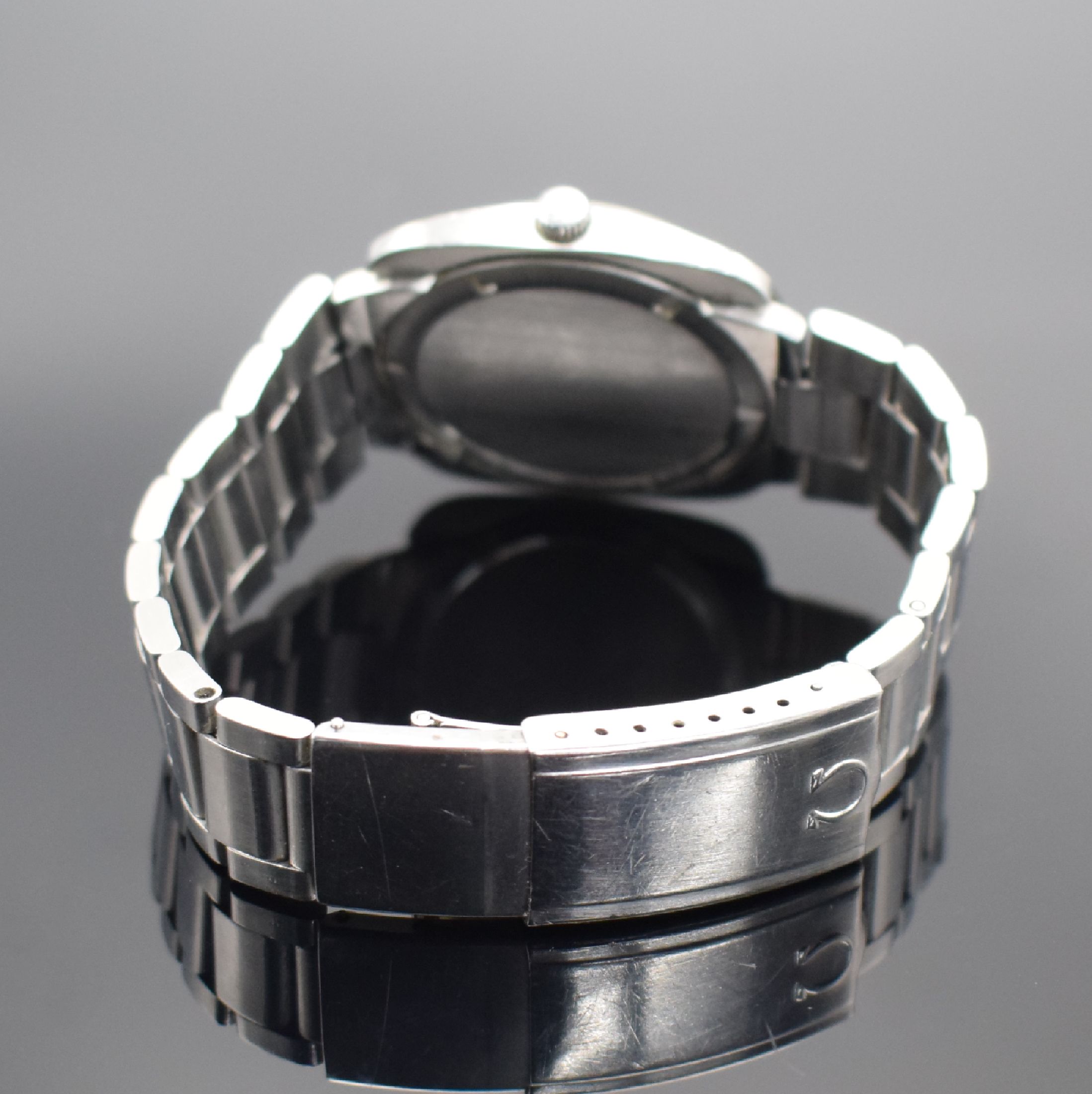 Detail b: OMEGA Geneve Herrenarmbanduhr in Stahl, Schweiz 1960er Jahre, Automatik, Monocoque- Geh. inkl. orig. Gliederband m. Faltschl., graues Zifferbl. m. ...
