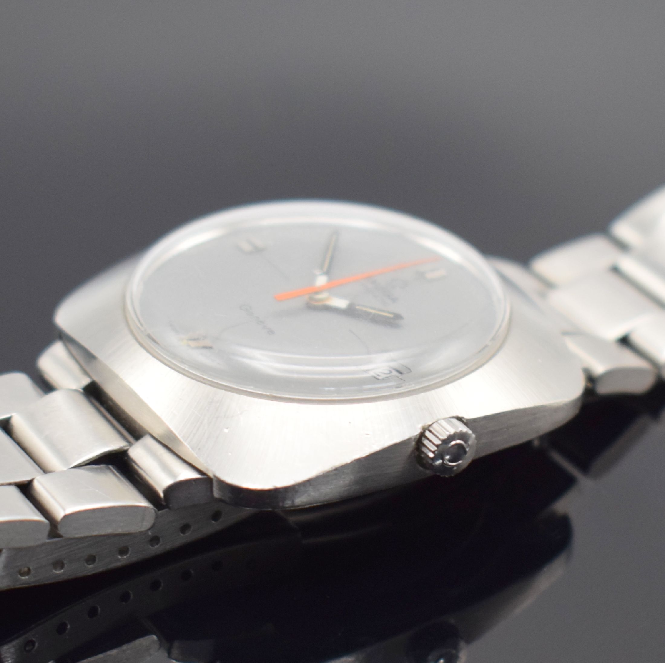 Detail c: OMEGA Geneve Herrenarmbanduhr in Stahl, Schweiz 1960er Jahre, Automatik, Monocoque- Geh. inkl. orig. Gliederband m. Faltschl., graues Zifferbl. m. ...