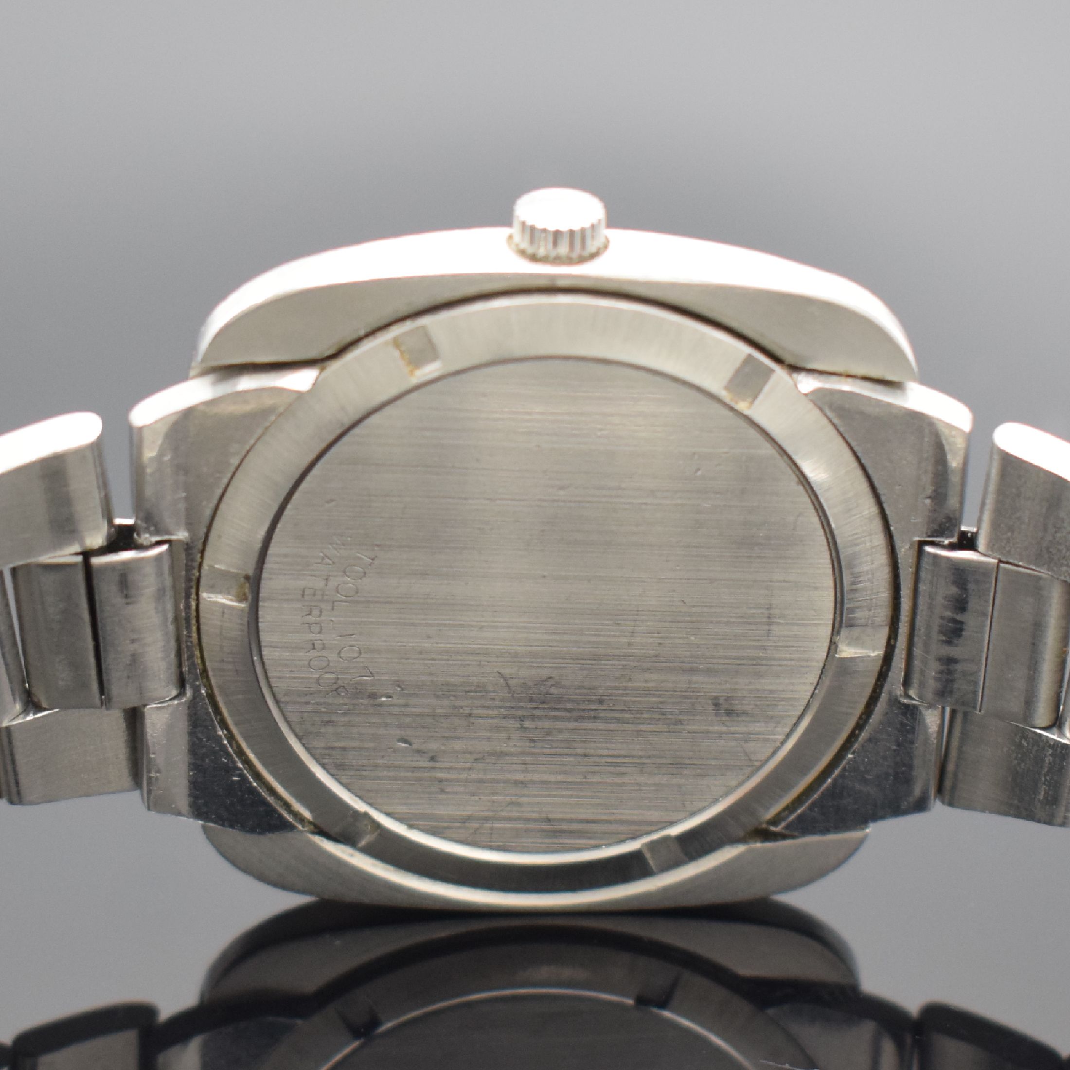 Detail d: OMEGA Geneve Herrenarmbanduhr in Stahl, Schweiz 1960er Jahre, Automatik, Monocoque- Geh. inkl. orig. Gliederband m. Faltschl., graues Zifferbl. m. ...