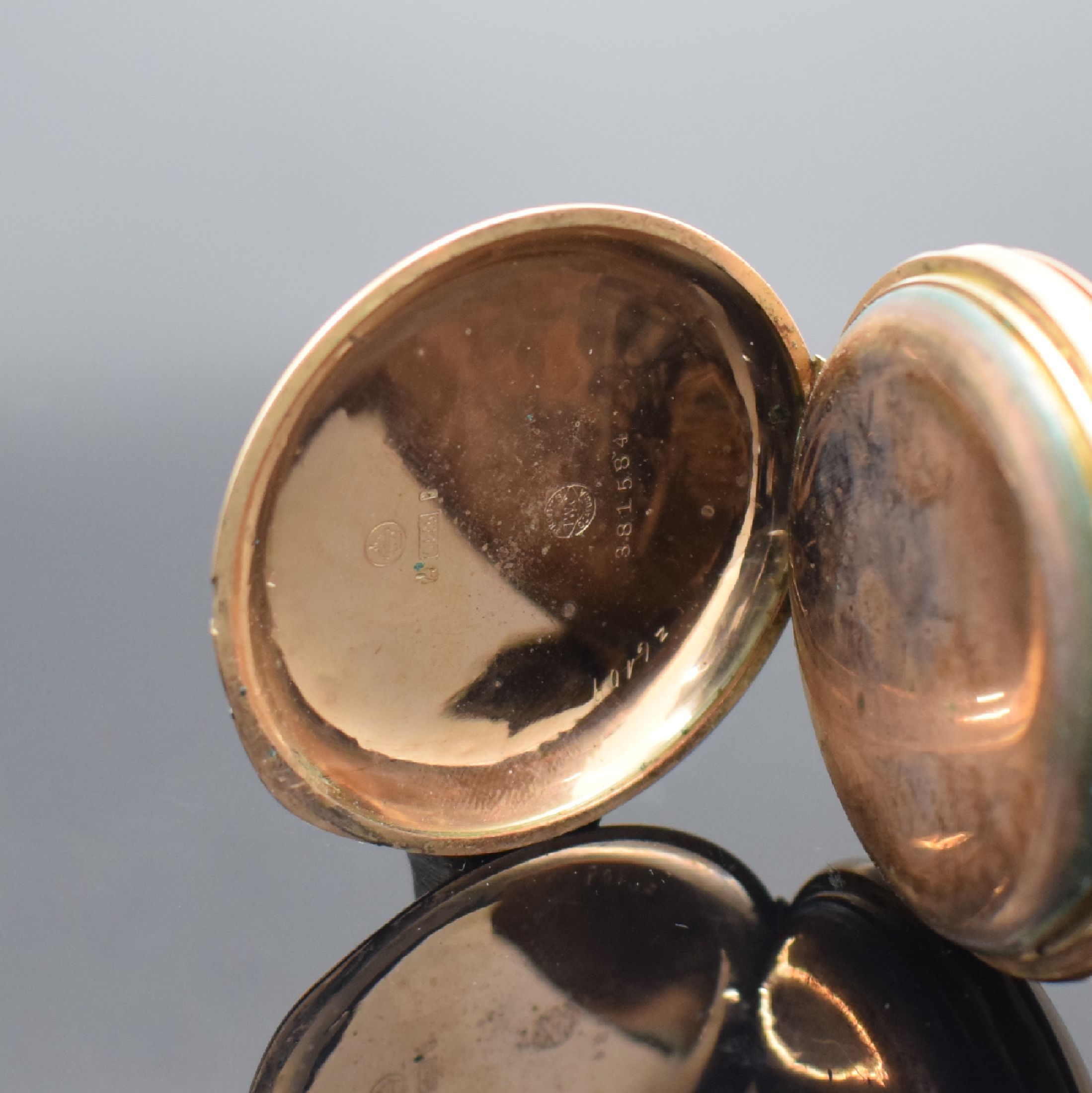Detail d: IWC Herrensavonette in RG 585/000, Schweiz um 1905, guill. 2 Deckel Goldgeh. dell., Sprungdeckel m. Monogrammspiegel, Metallcuvette, Emailzifferbl. ...