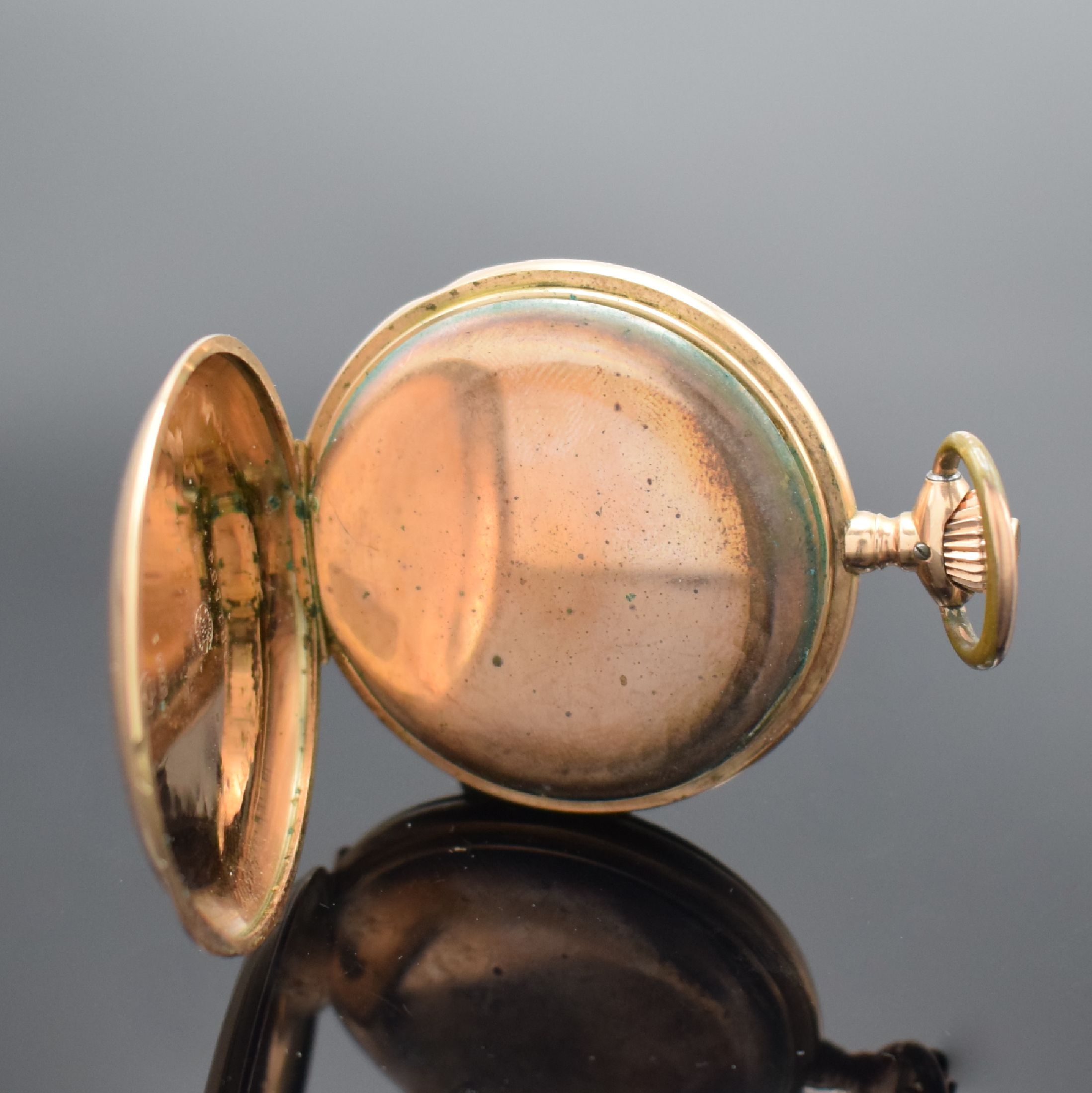Detail e: IWC Herrensavonette in RG 585/000, Schweiz um 1905, guill. 2 Deckel Goldgeh. dell., Sprungdeckel m. Monogrammspiegel, Metallcuvette, Emailzifferbl. ...