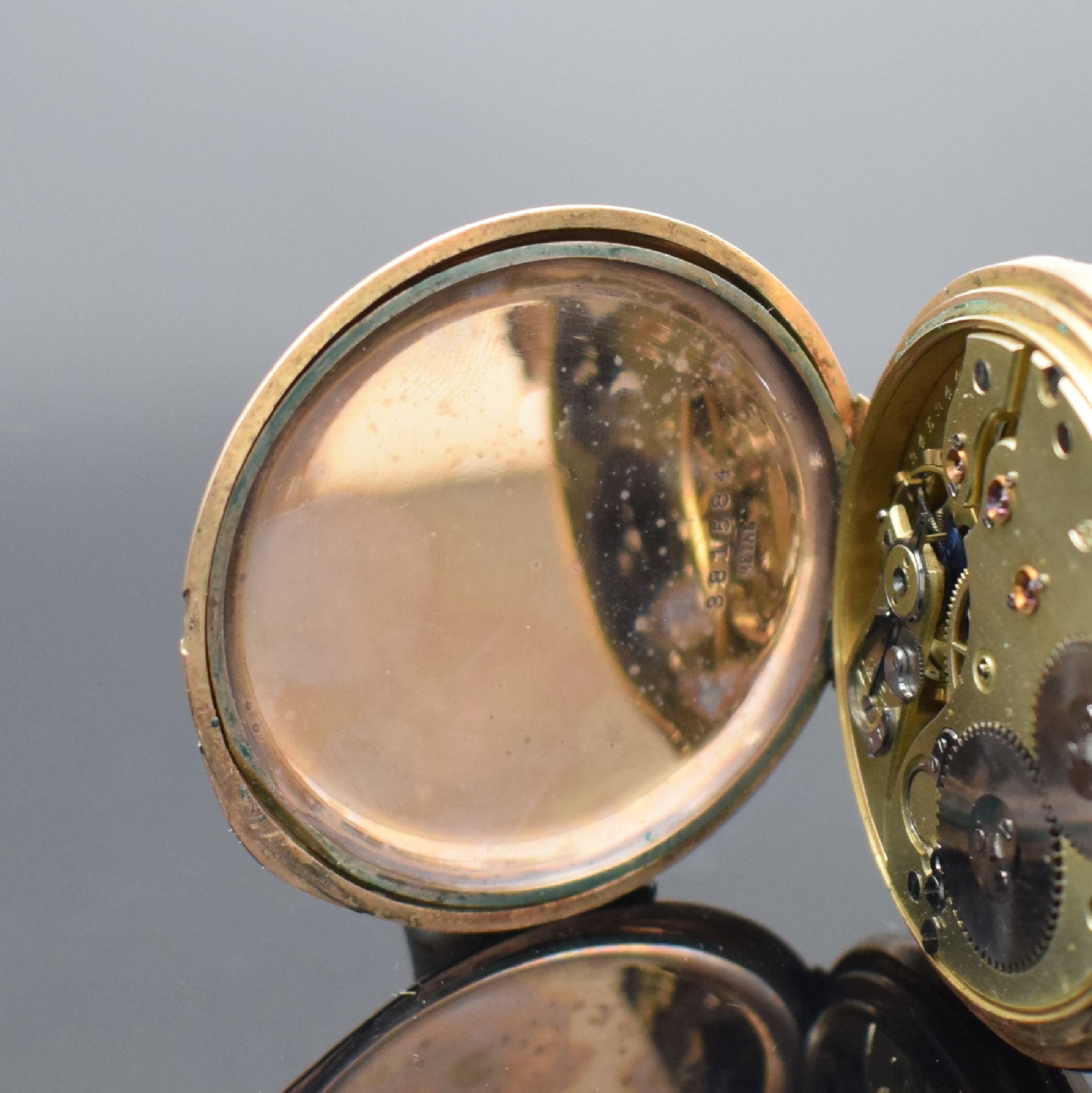 Detail f: IWC Herrensavonette in RG 585/000, Schweiz um 1905, guill. 2 Deckel Goldgeh. dell., Sprungdeckel m. Monogrammspiegel, Metallcuvette, Emailzifferbl. ...