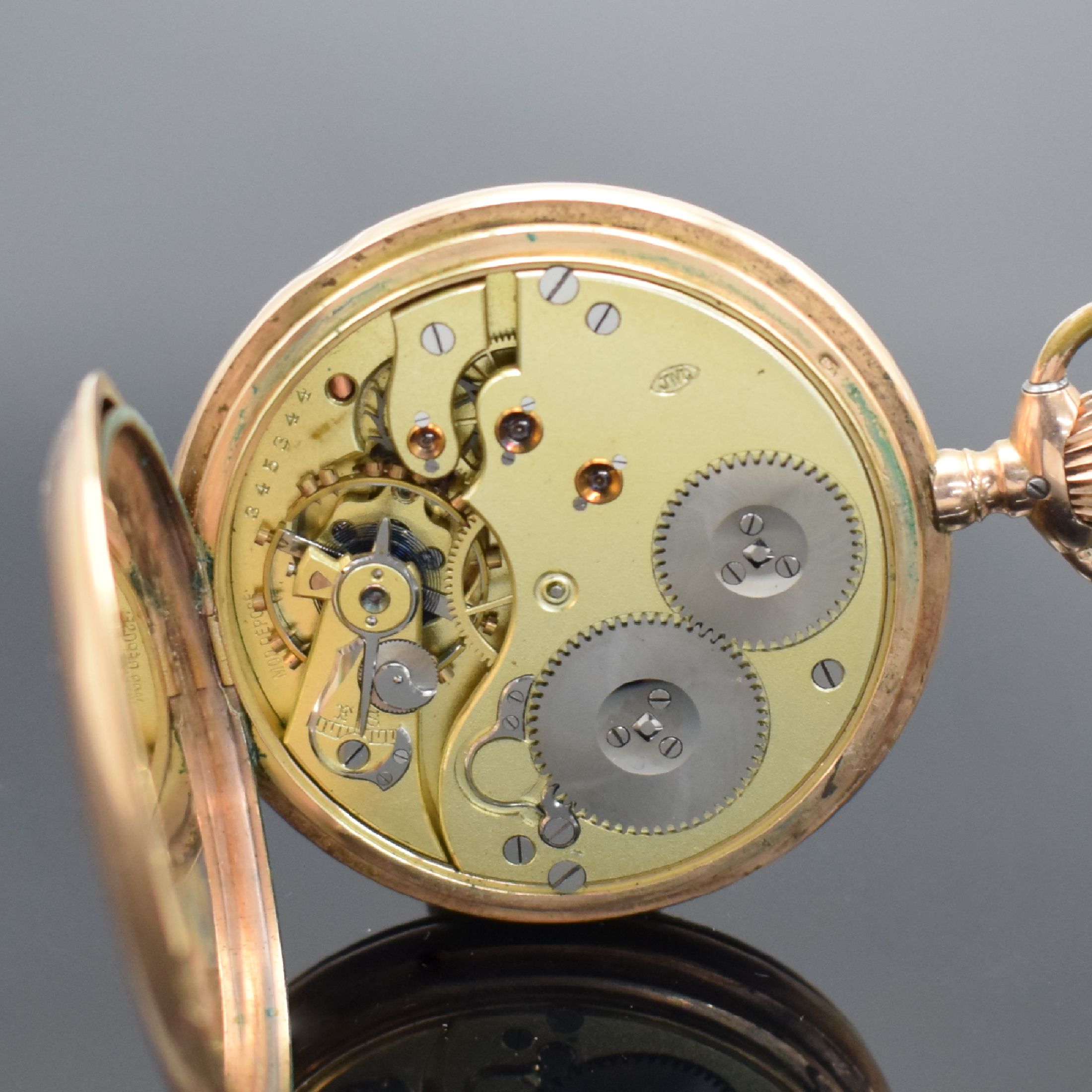 Detail g: IWC Herrensavonette in RG 585/000, Schweiz um 1905, guill. 2 Deckel Goldgeh. dell., Sprungdeckel m. Monogrammspiegel, Metallcuvette, Emailzifferbl. ...