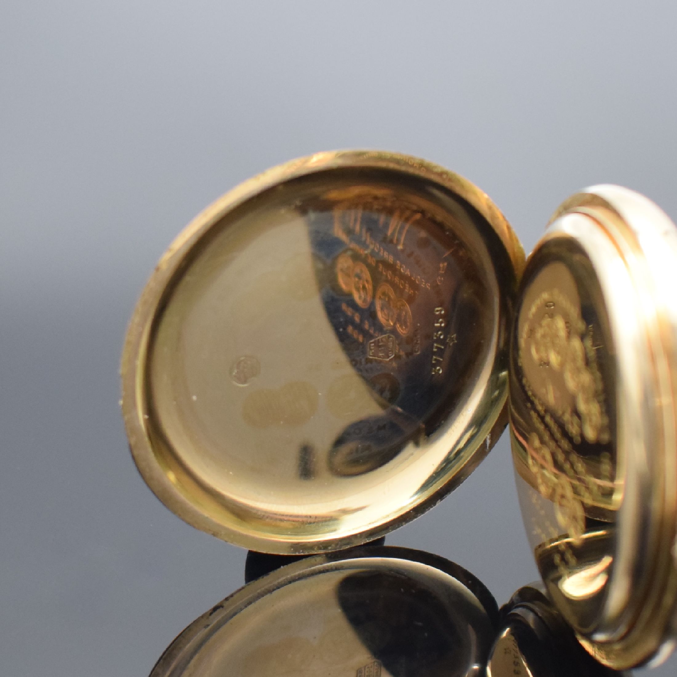 Detail d: INVAR Herrensavonette in GG 585/000, Schweiz um 1910, glattes 3 Deckel-Goldgeh., Sprungdeckel m. Monogramm, Cuvette m. Medaillengrav., Emailzifferbl. ...