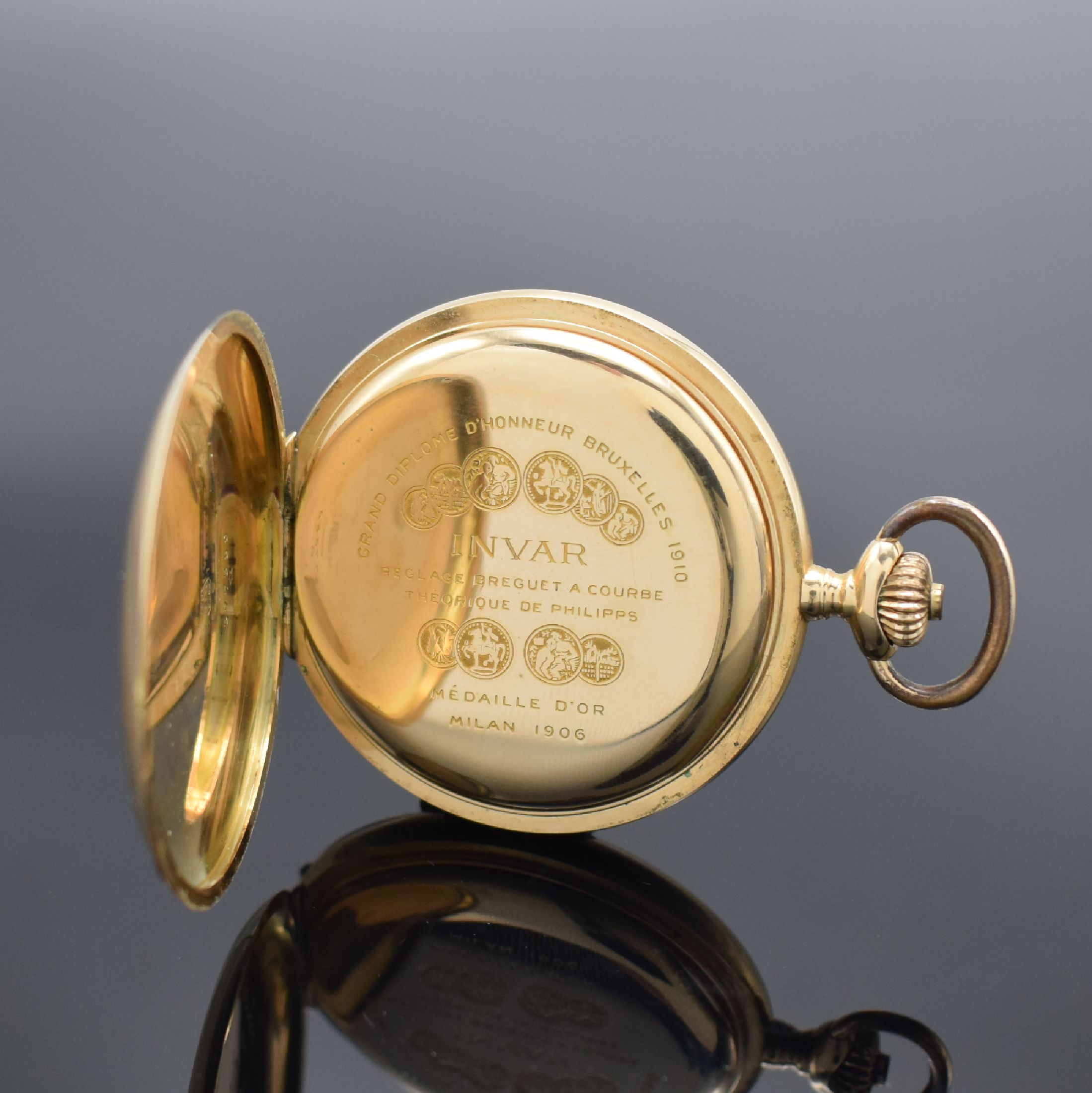 Detail e: INVAR Herrensavonette in GG 585/000, Schweiz um 1910, glattes 3 Deckel-Goldgeh., Sprungdeckel m. Monogramm, Cuvette m. Medaillengrav., Emailzifferbl. ...