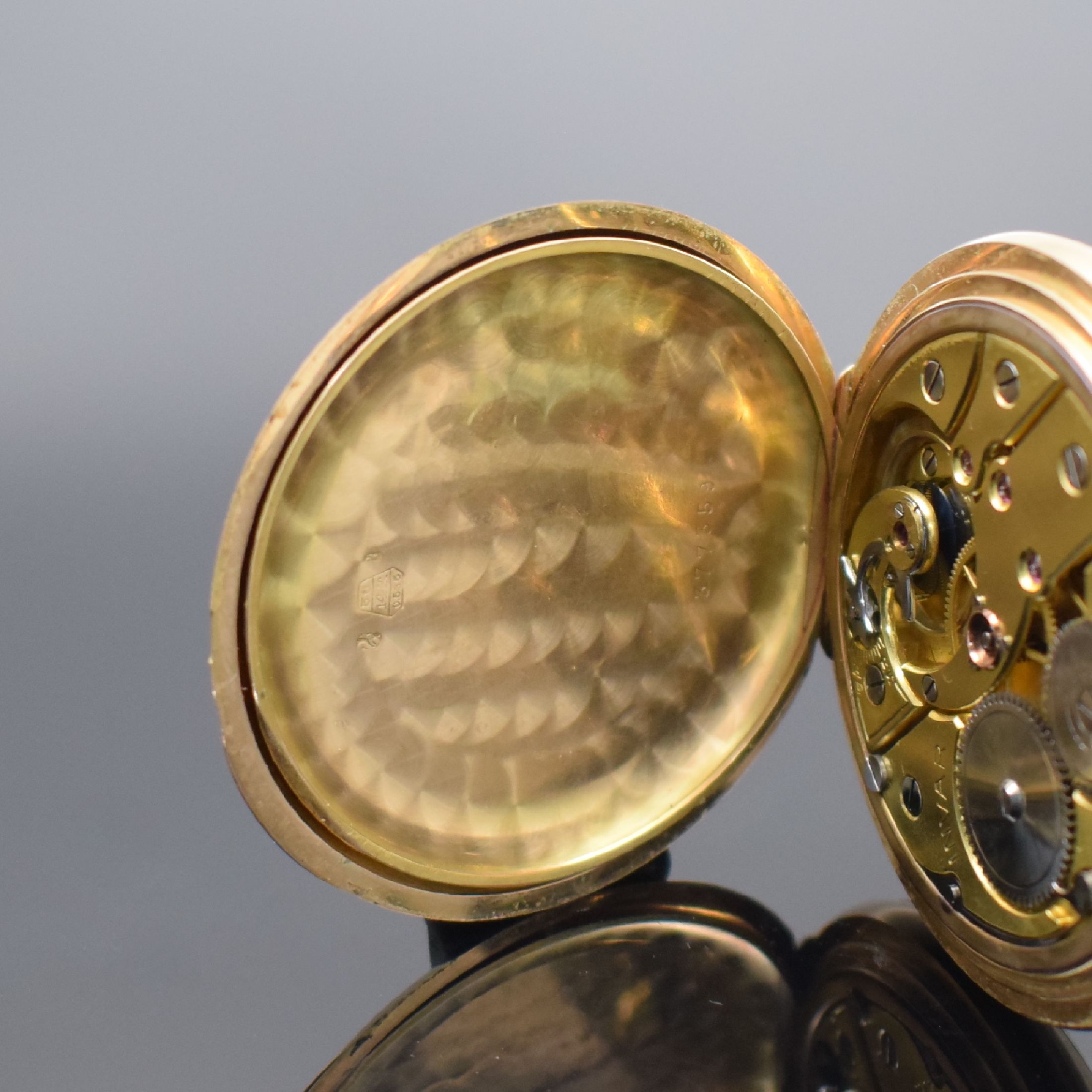 Detail f: INVAR Herrensavonette in GG 585/000, Schweiz um 1910, glattes 3 Deckel-Goldgeh., Sprungdeckel m. Monogramm, Cuvette m. Medaillengrav., Emailzifferbl. ...
