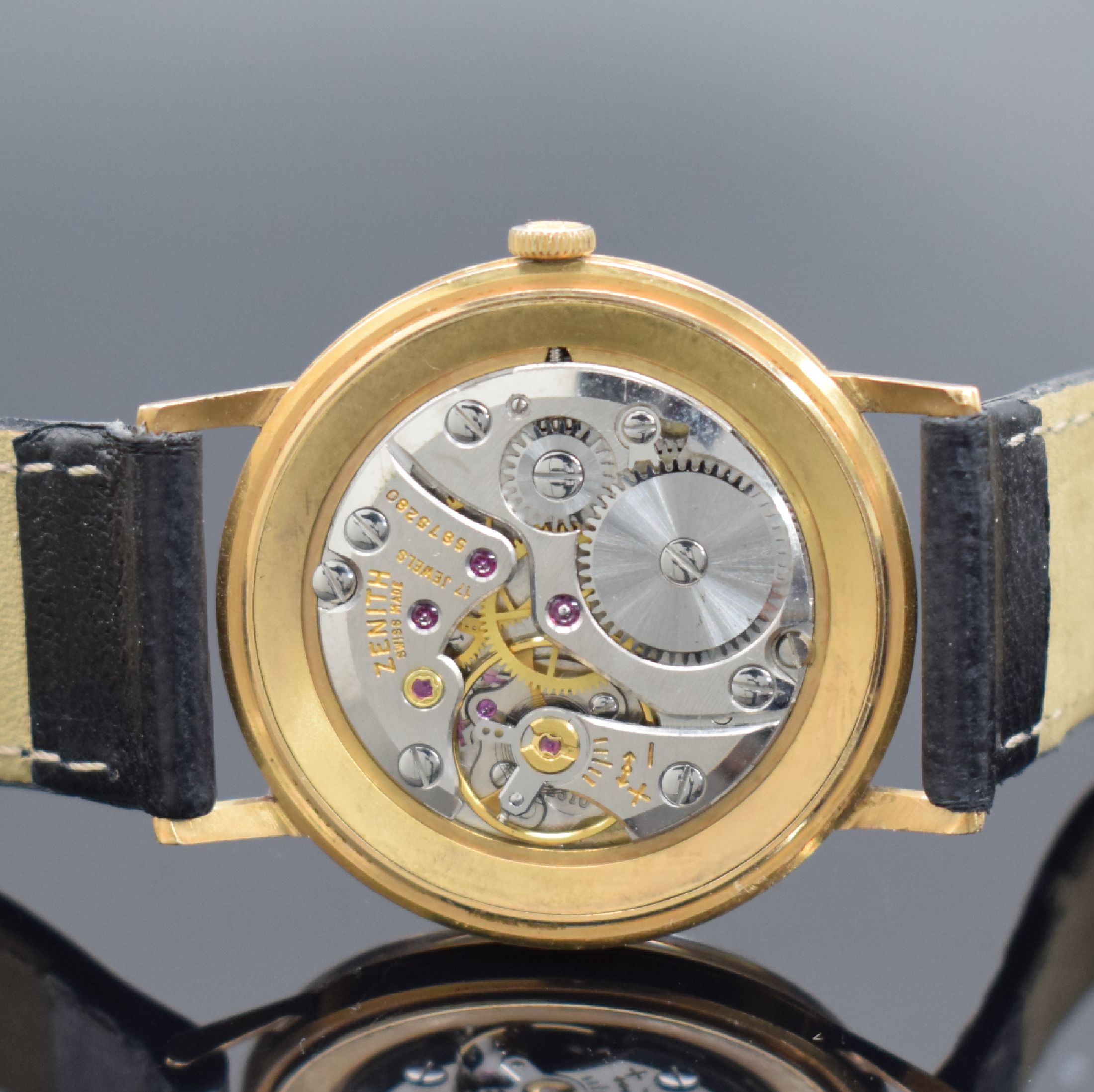 Detail d: ZENITH Herrenarmbanduhr in Roségold 750/000, Handaufzug, Schweiz um 1970, Boden & Glasrand aufgedr., vers. Zifferbl. m. aufgel. Indizes l. fl., Anz. ...