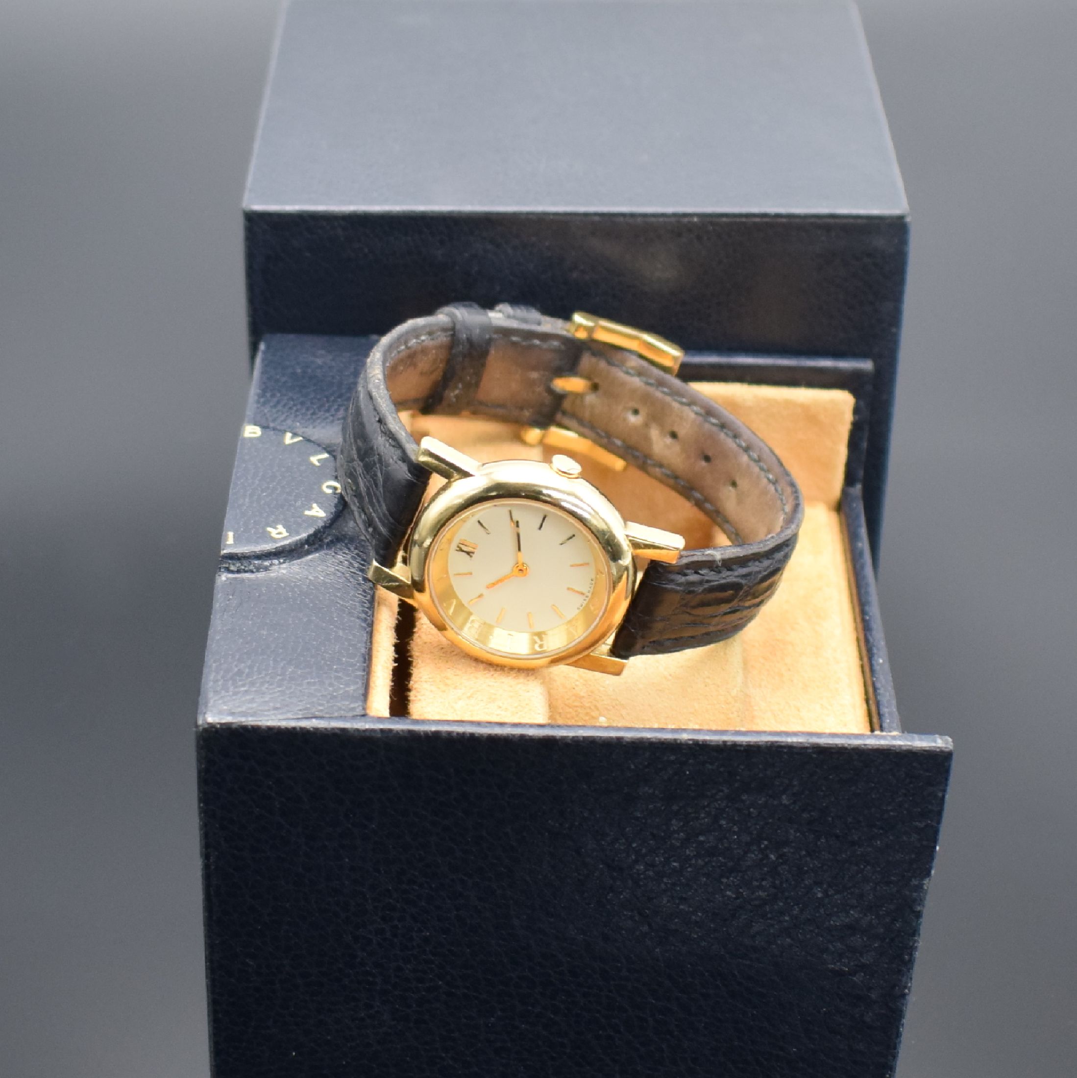 Detail e: BULGARI Damenarmbanduhr Linie Amphietheater in GG 750/000 Referenz AT2GL, Schweiz um 2000, massives Goldgehäuse im Design eines Amphitheaters inkl. ...