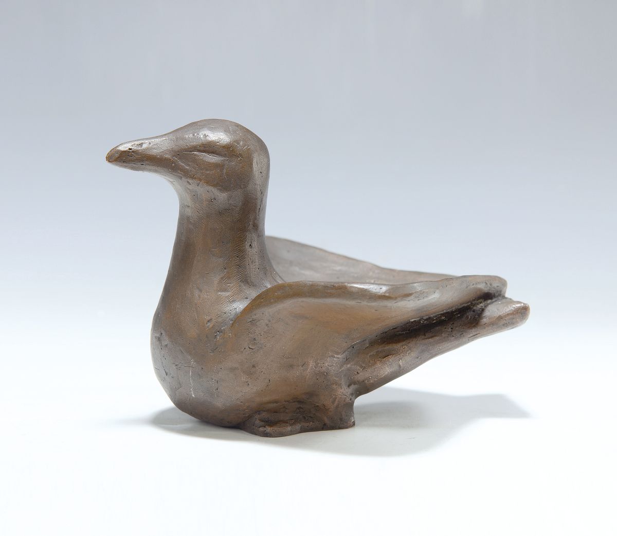 Zeitgenössische Bronzeskulptur einer Taube, monogr. TR o.ä., ca. 13x18x16.5 cm