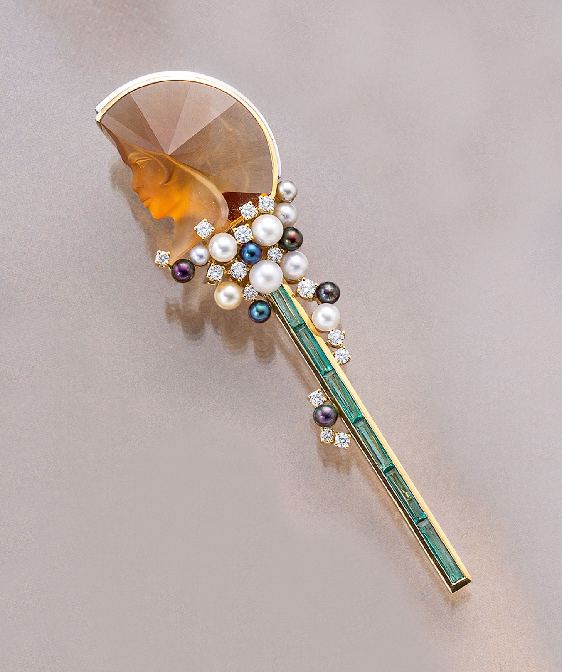 18 kt Gold Citrin-Brillant-Zuchtperl-Anhänger, GG 750/000, Citrin geschnitten, geschliffenund mattiert ca. 28.63 ct, in Frauenkopfform, weiße, ...