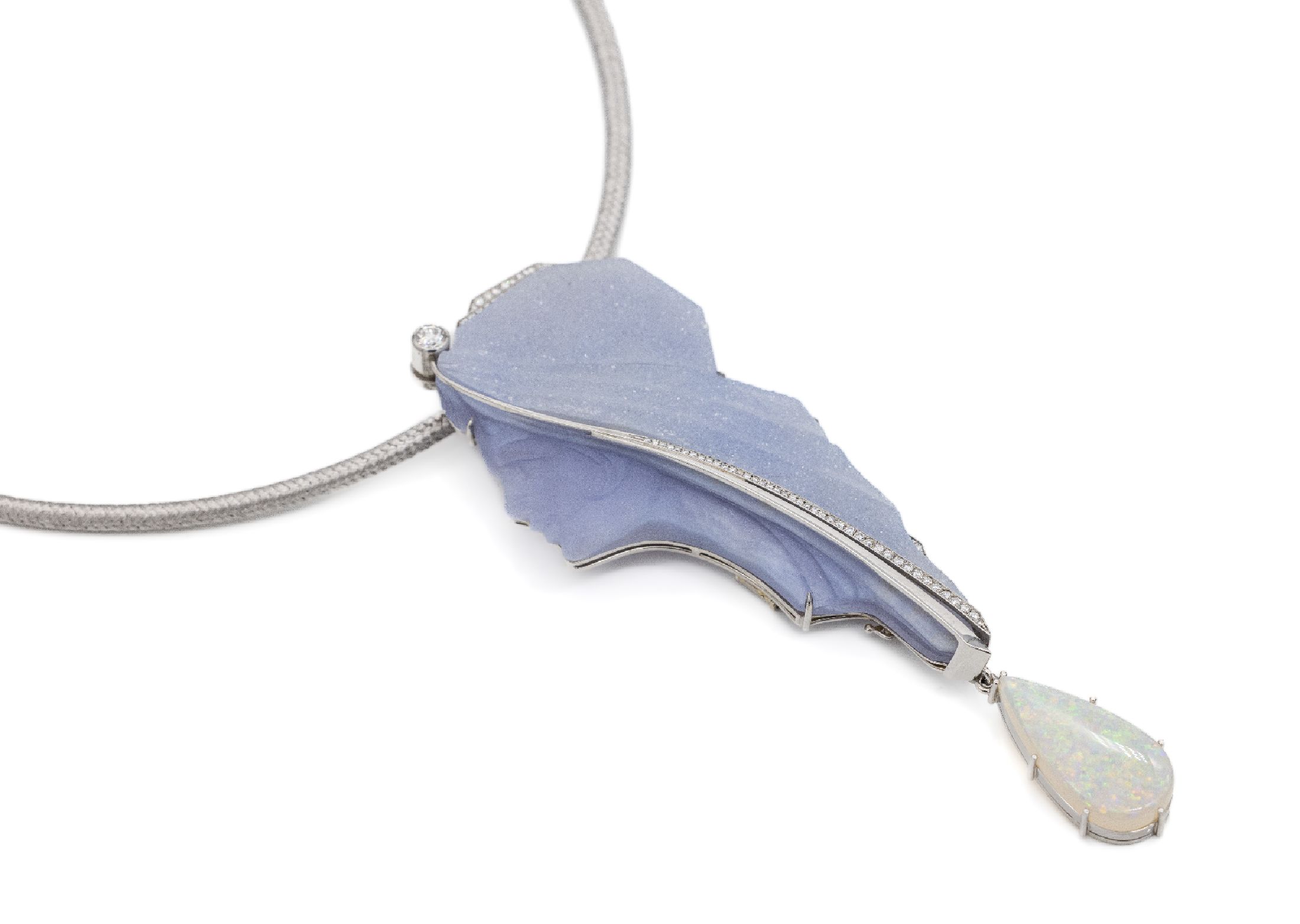 18 kt Gold Chalcedon-Anhänger mit Opal und Brillanten, an Kette, WG 750/000, großer Frauenkopf in der Art des Jugendstils aus Chalcedon-Kristall ...