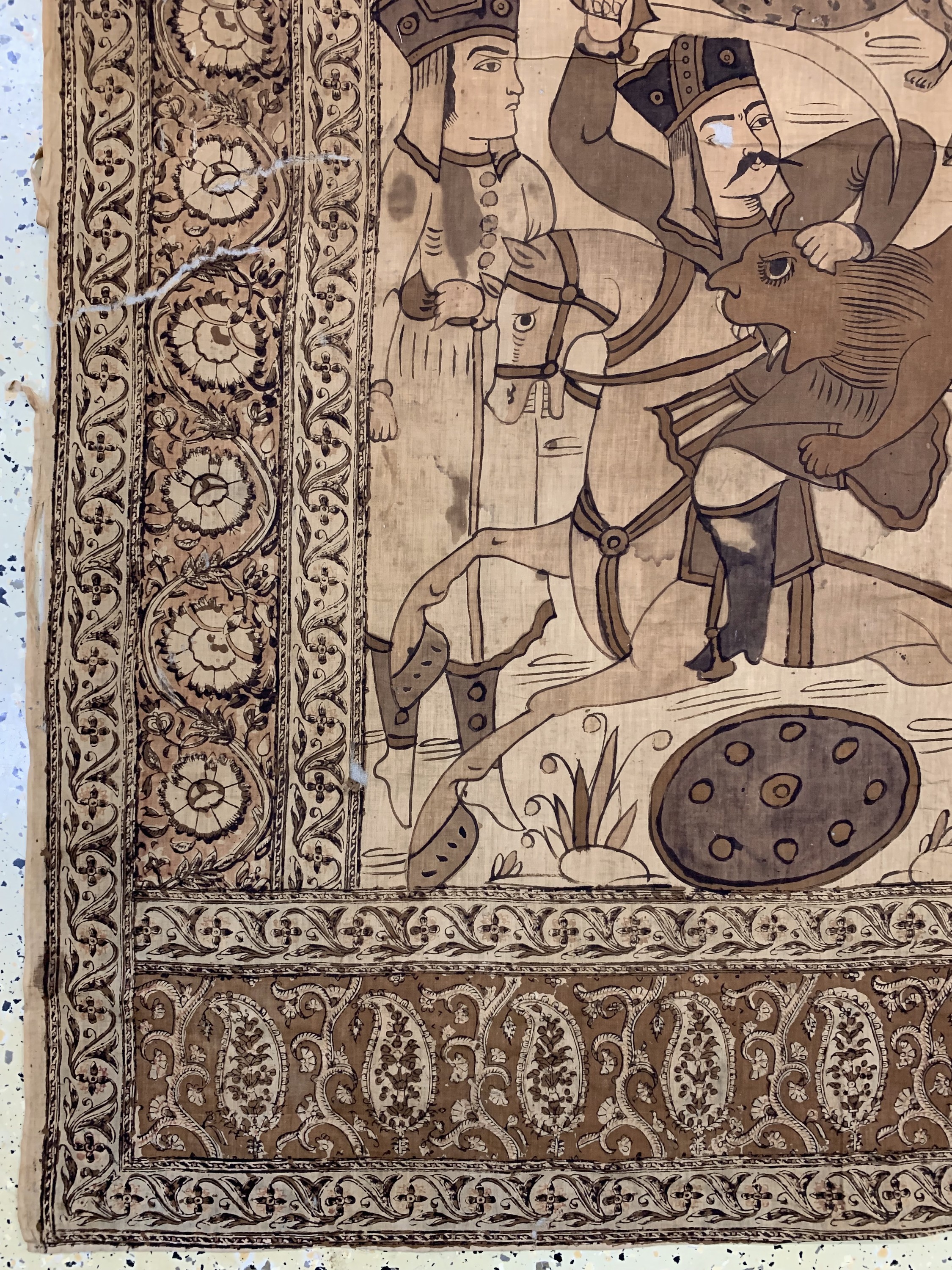 Detail b: Kerman"Ghalamkar" antik, Persien, um 1920, Stoffmalerei, ca. 240 x 122 cm, EHZ: 3,mehrereRisse, Shah Esmail Jagdszene.