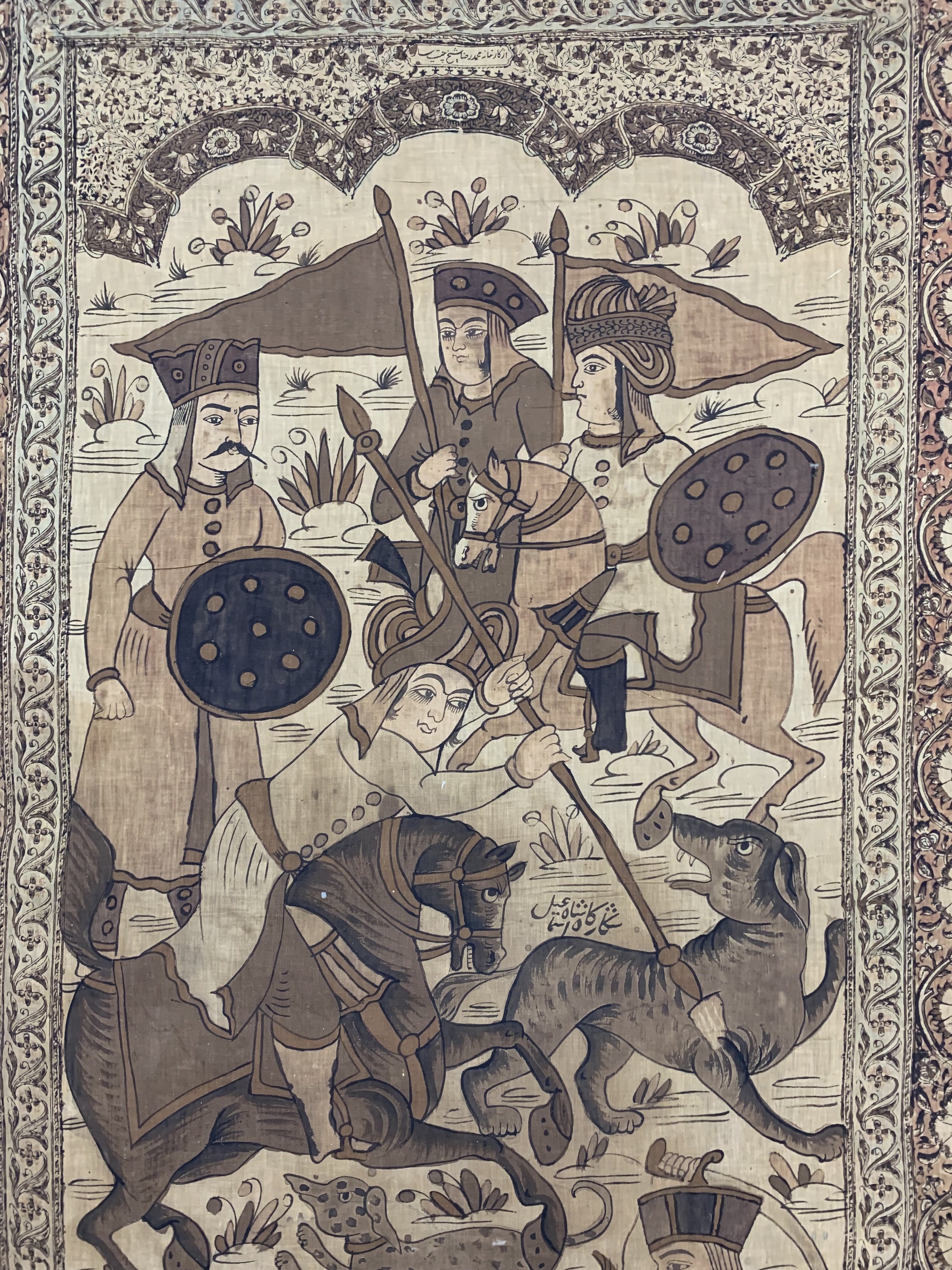Detail d: Kerman"Ghalamkar" antik, Persien, um 1920, Stoffmalerei, ca. 240 x 122 cm, EHZ: 3,mehrereRisse, Shah Esmail Jagdszene.