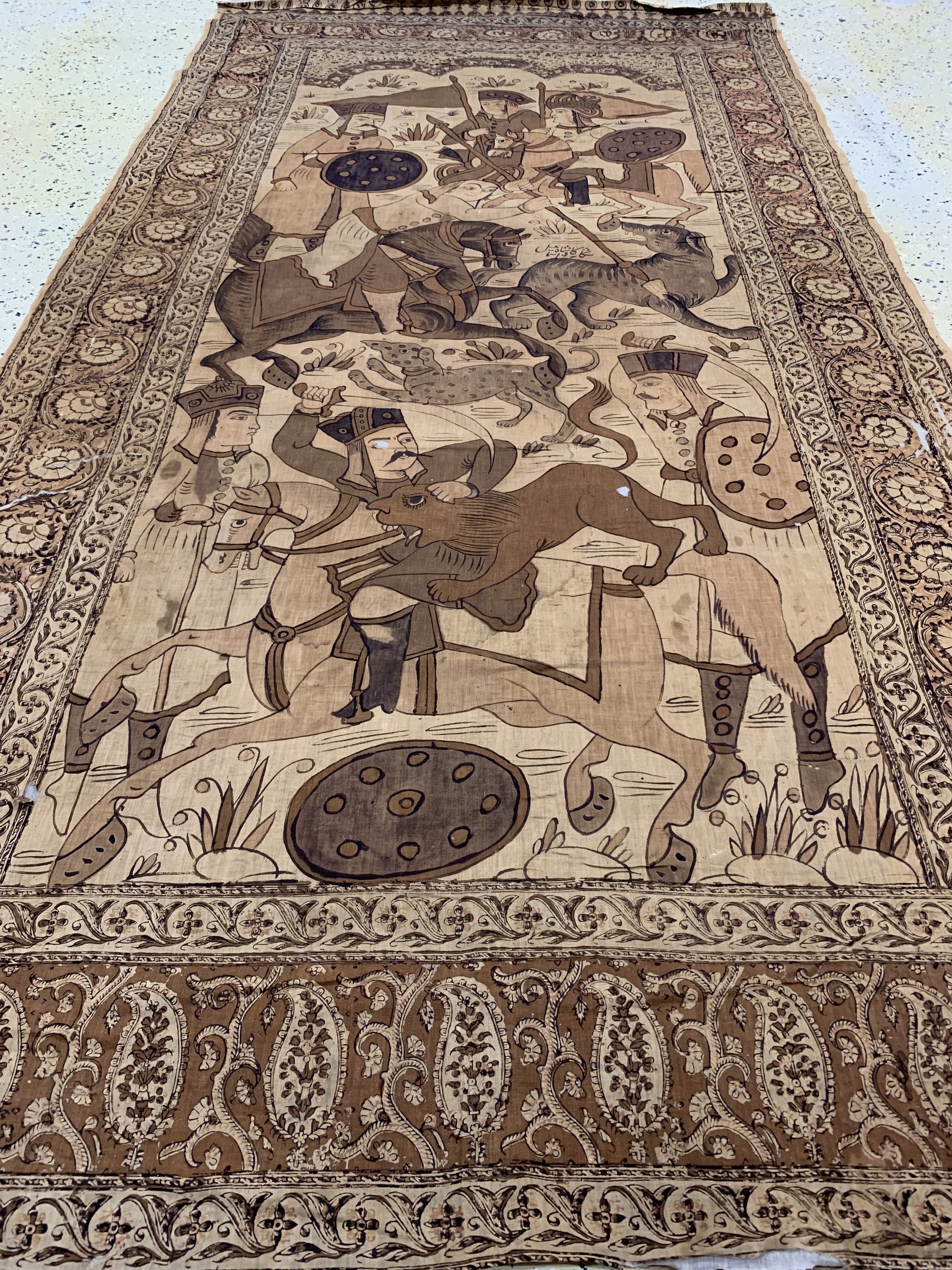 Detail e: Kerman"Ghalamkar" antik, Persien, um 1920, Stoffmalerei, ca. 240 x 122 cm, EHZ: 3,mehrereRisse, Shah Esmail Jagdszene.