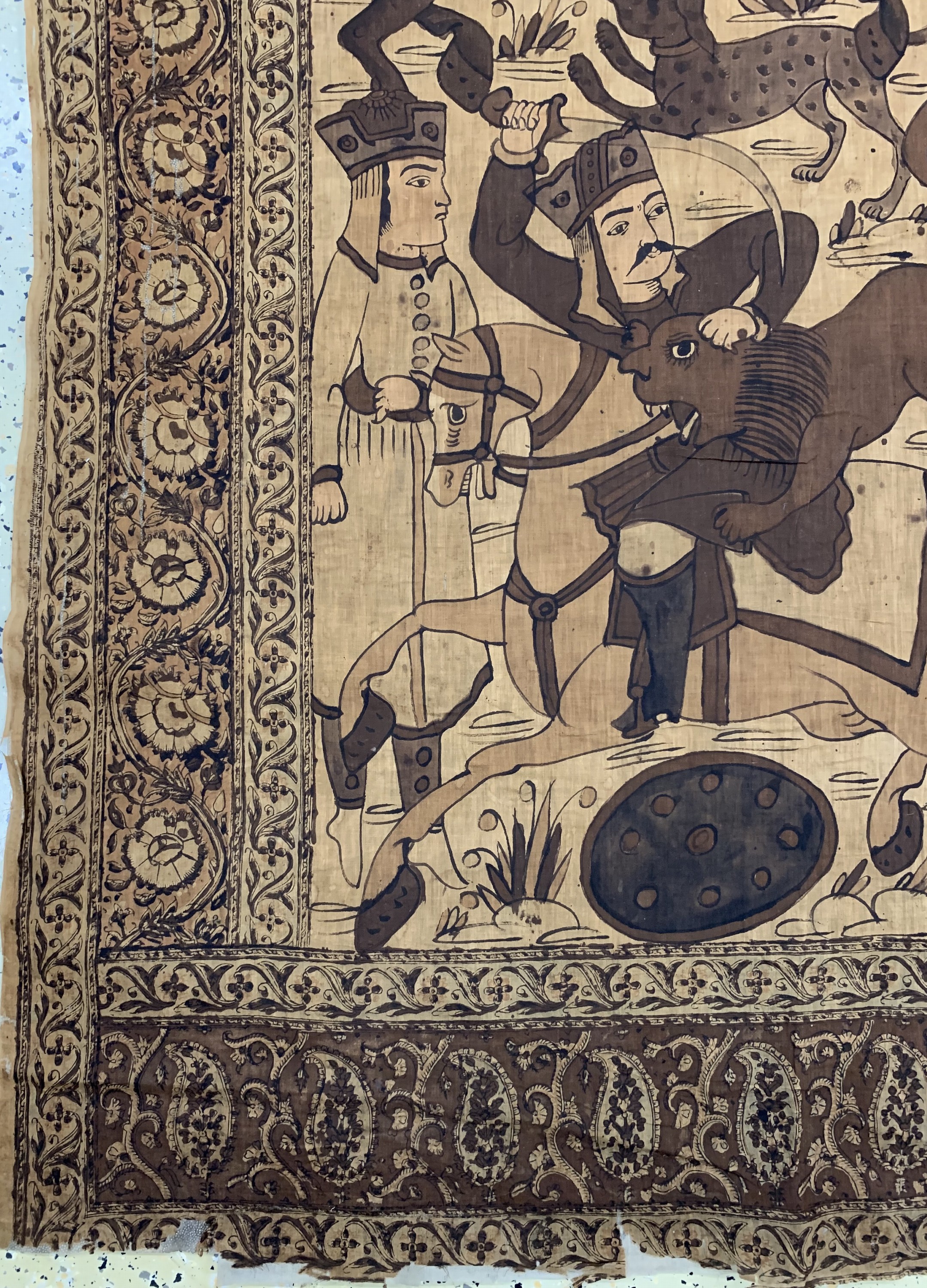 Detail b: Kerman"Ghalamkar" antik, Persien, um 1920, Stoffmalerei, ca. 240 x 122 cm, Shah Esmail Jagdszene, EHZ: 2,Ränder leicht beschädigt.